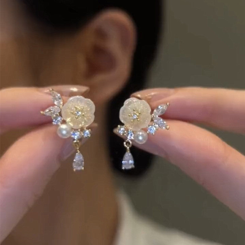 Wholesale Pearl Flower Light Luxury Vintage Earrings