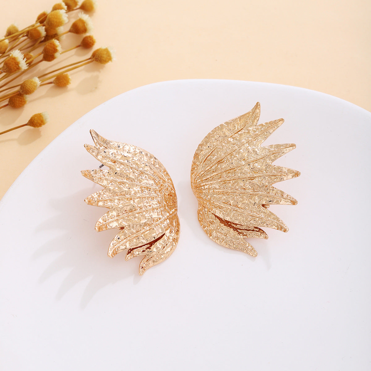 Wholesale Retro Flower Pearl Hollow Love Light Luxury Earrings