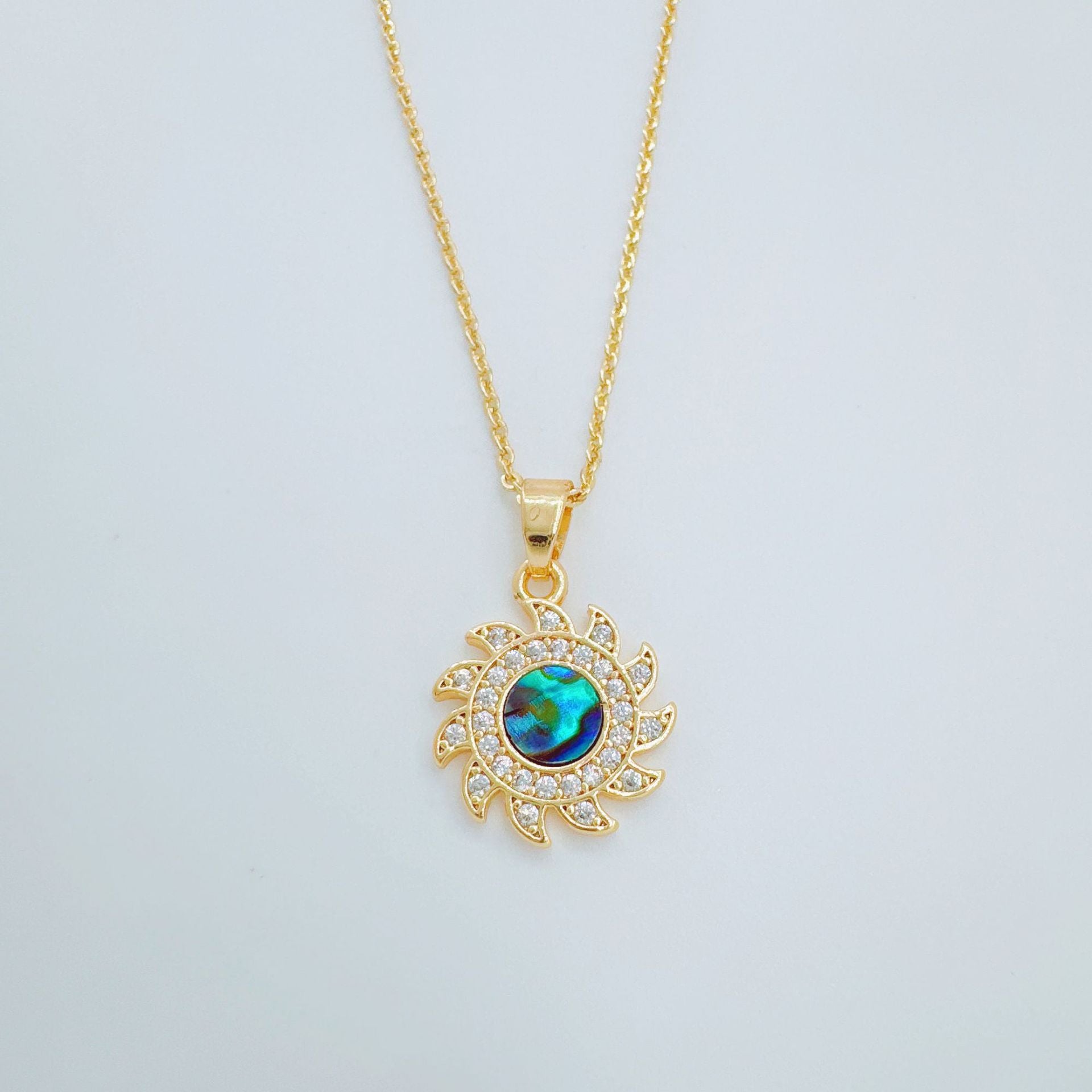 Wholesale Copper Gold Plated Shell Cloud Pendant Necklace Chic Jewelry Accessory for Women