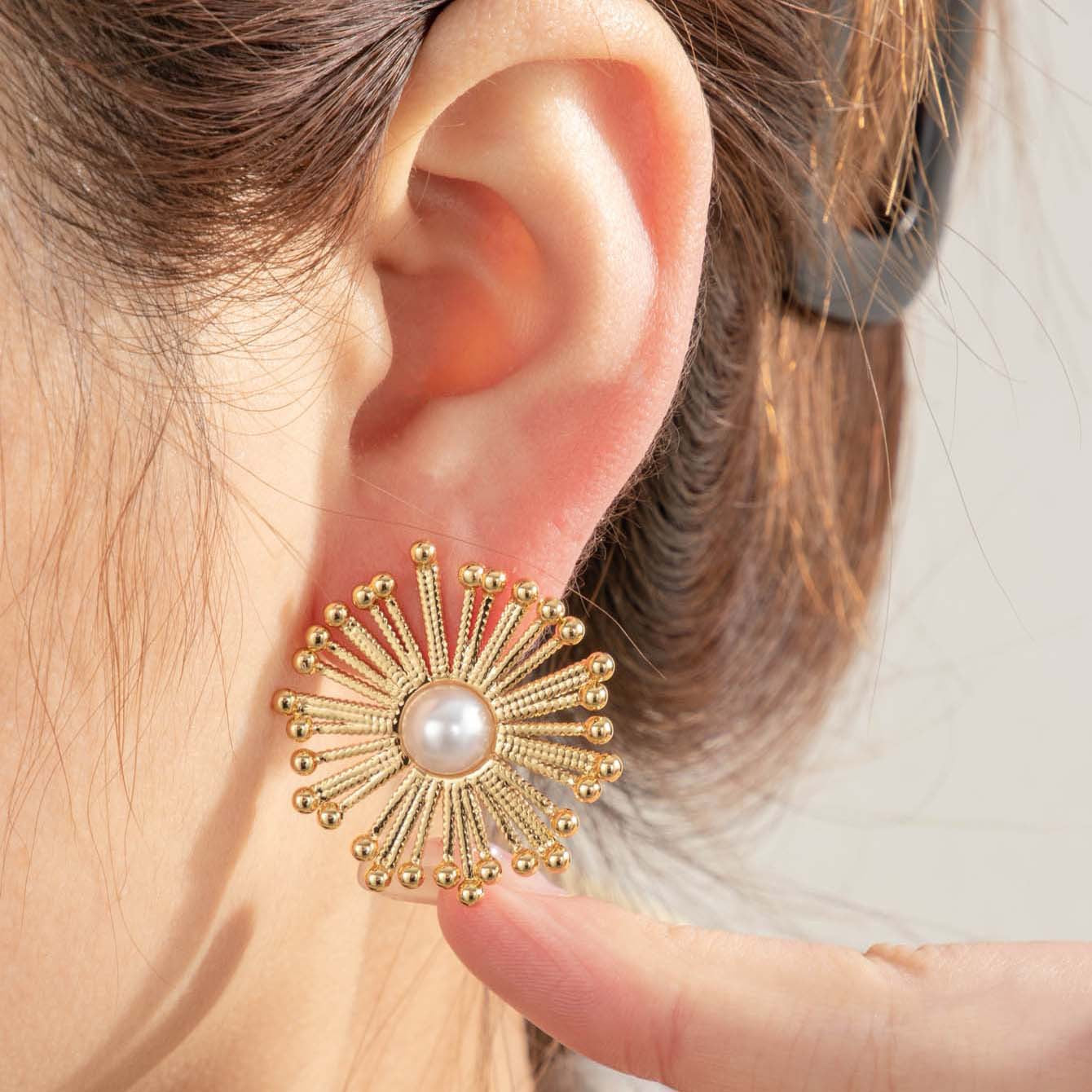 Wholesale  retro flower  pearl exquisite titanium steel earrings