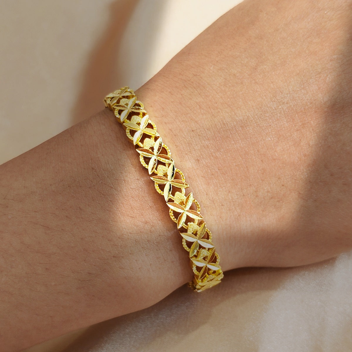 Wholesale Simple Geometric Heart Shape Alloy Gold Plated Bracelet ACC-BT-JunJie002