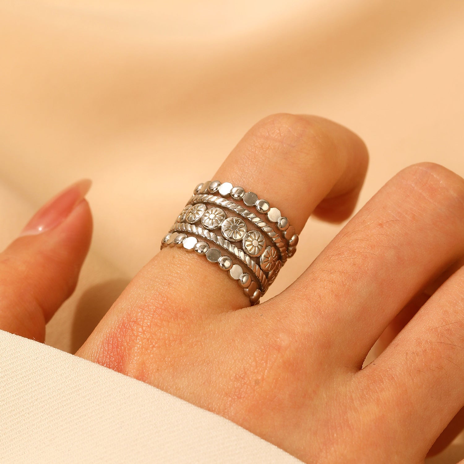 Anello in acciaio inossidabile con modello di intaglio cavo all'ingrosso