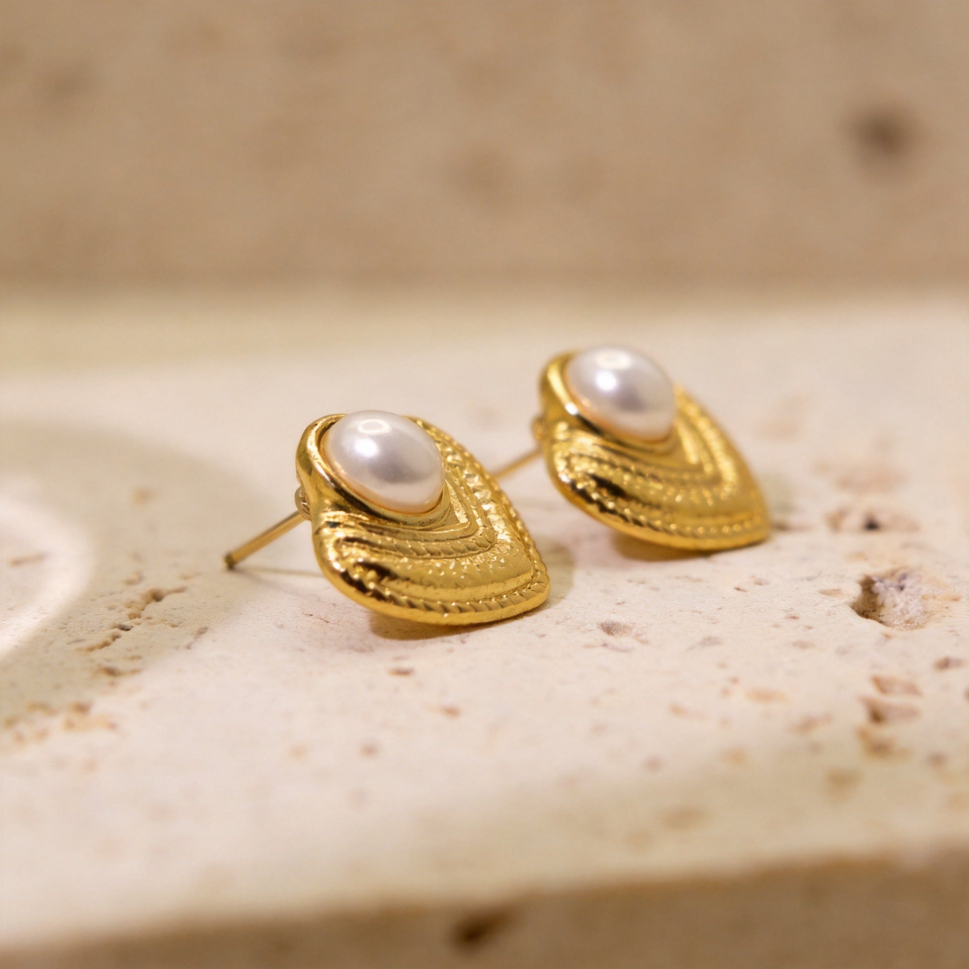 Wholesale Vintage Gold Flower Stud Earrings for Women,  Stainless Steel Chic Jewelry,  Party Fashion Accessory