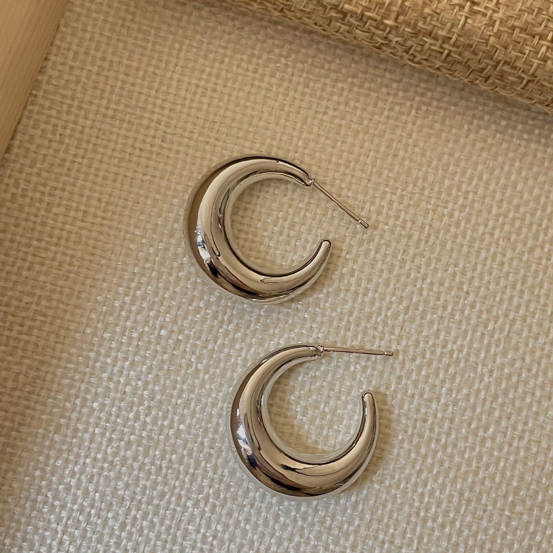 Wholesale Large Crescent Moon Metal Earrings Simple Elegant Women' s Jewelry Accessory