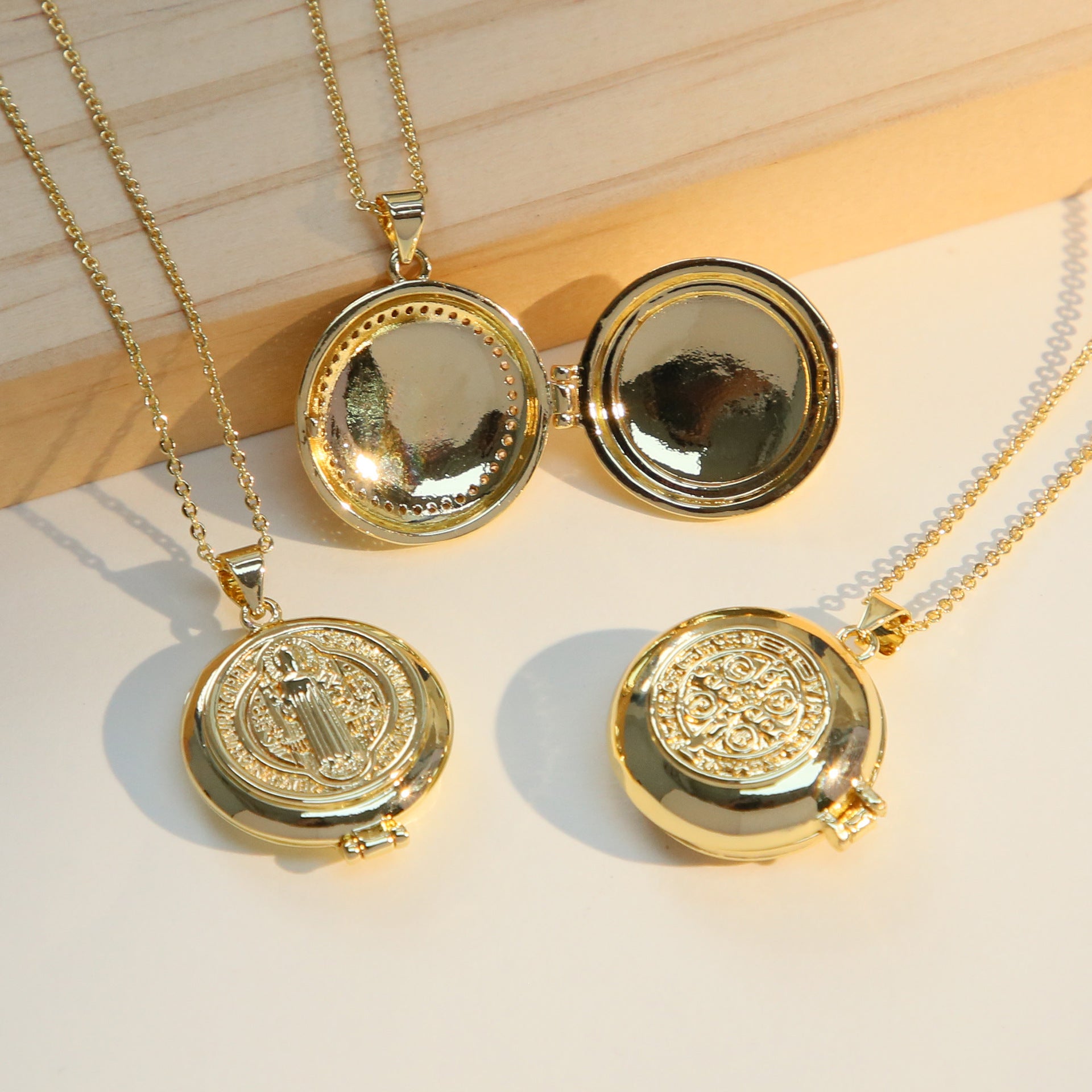 Wholesale  double-sided pattern openable photo box necklace sweater chain