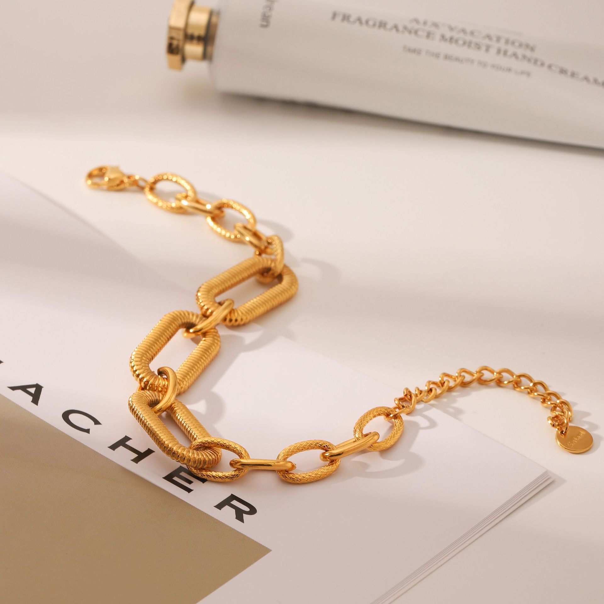Wholesale Stainless steel bracelet light luxury  18K gold clip chain bracelet