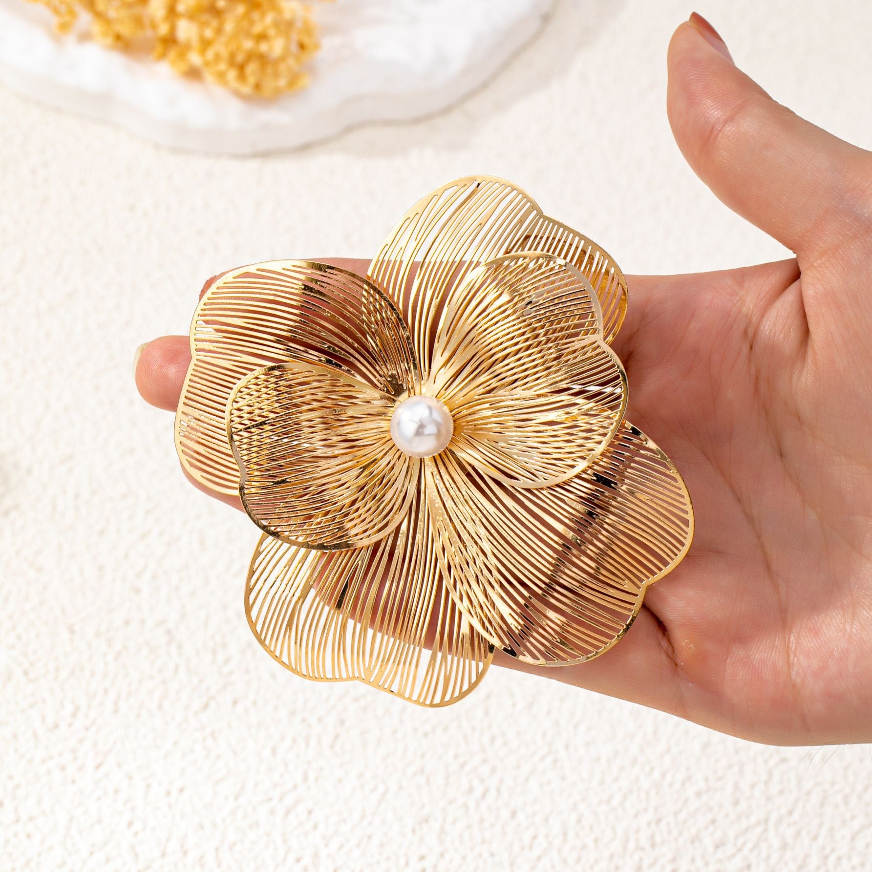 Wholesale Retro Elegant Gold Flower Brooch With Imitation Pearls For Women Banquet Festival Fashion Accessory