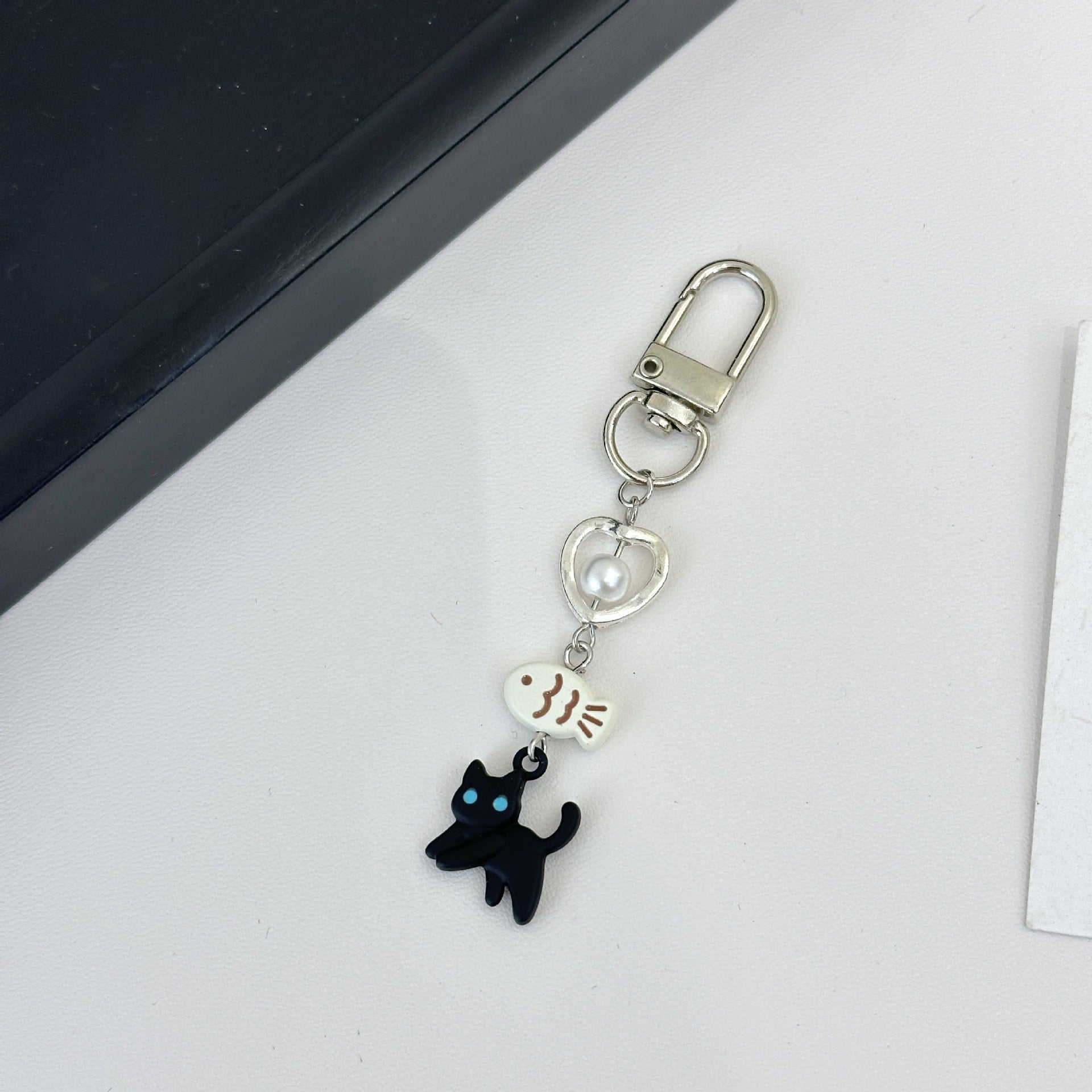 Wholesale cute cat and fish pendant keychains