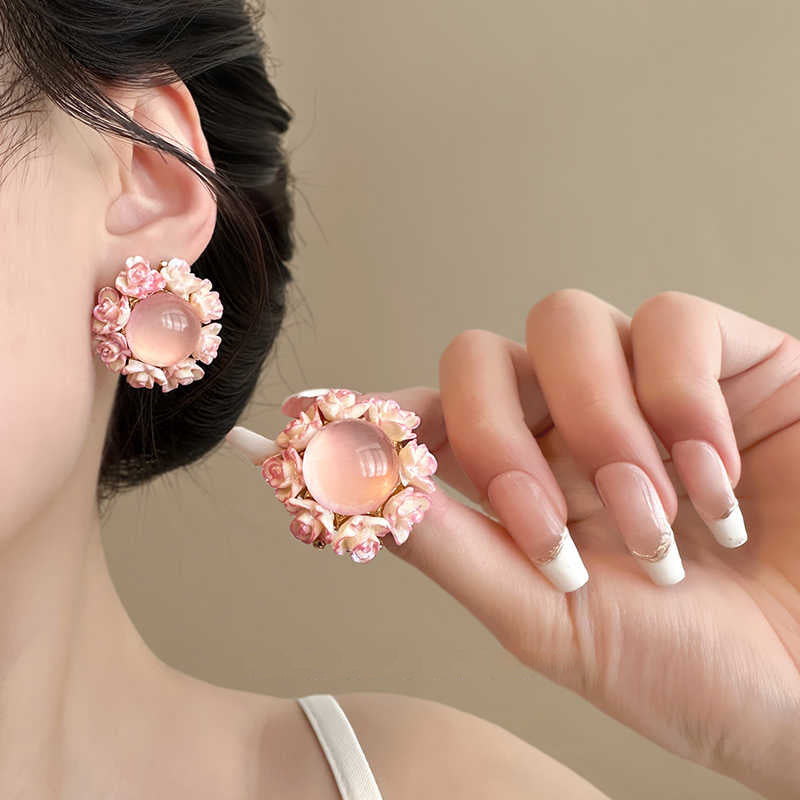 Wholesale Alloy Electroplated French Retro Flower Cat' s Eye Earrings - Chic Jewelry Accessory for Everyday Wear