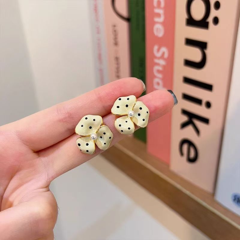 Wholesale Creamy White Flower Earrings