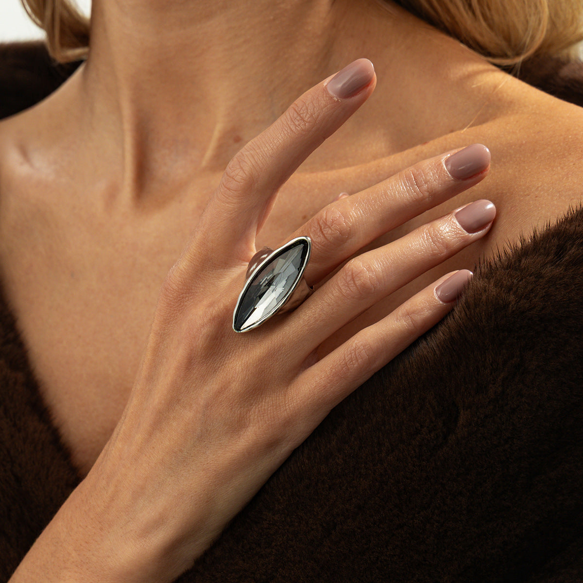 Wholesale Exaggerated Black Heart Acrylic Diamond Ring