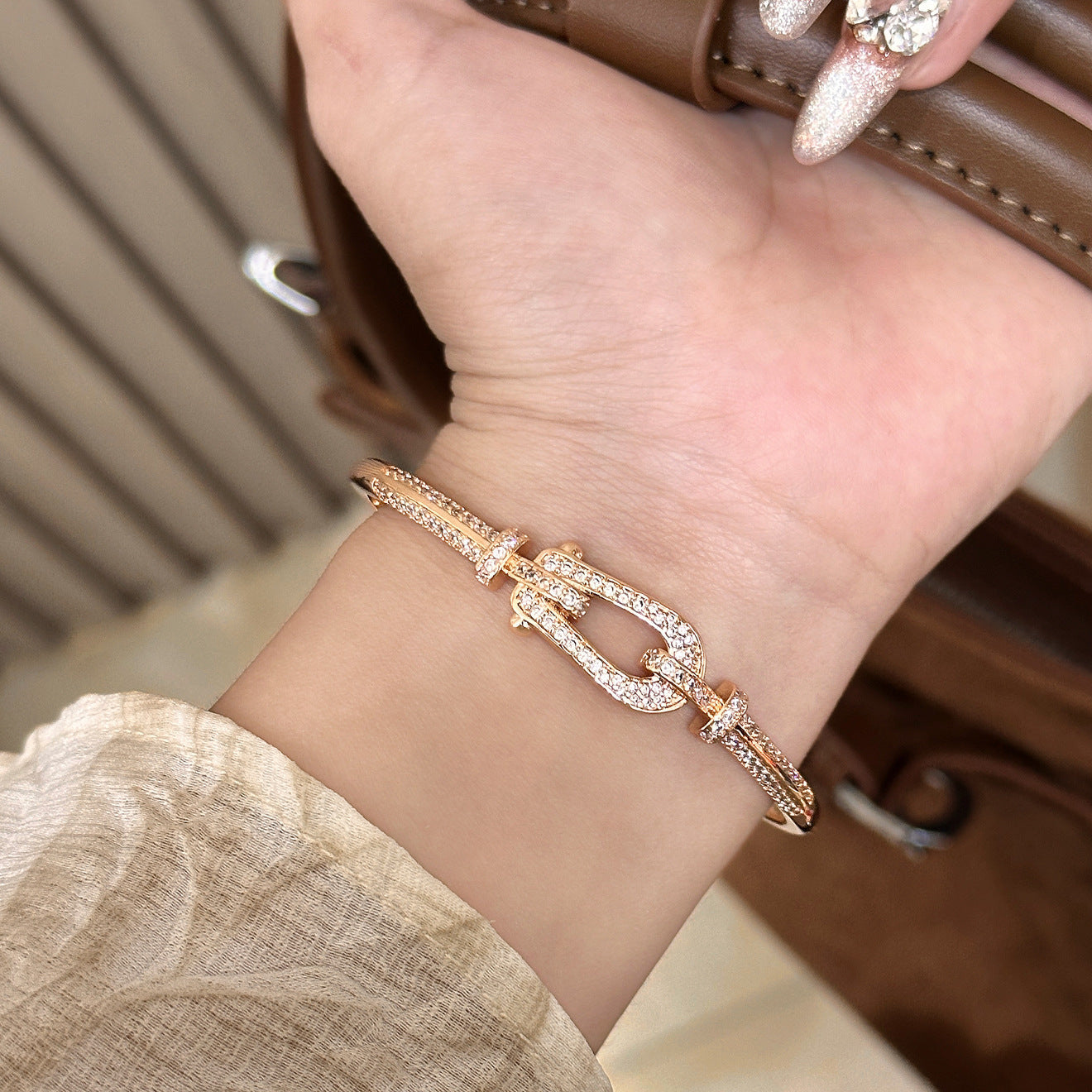 Wholesale Hollow Horseshoe Design Full Diamond Design Bracelet,  Copper Electroplated Sand Gold Jewelry Accessory for Women