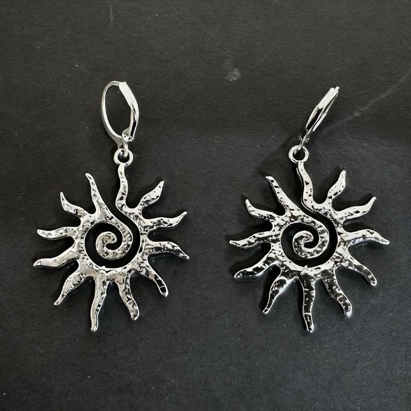 Wholesale Zinc Alloy Gold Hollow Sun Pendant Necklace Electroplated Finish Fashion Accessory Women Party Gift