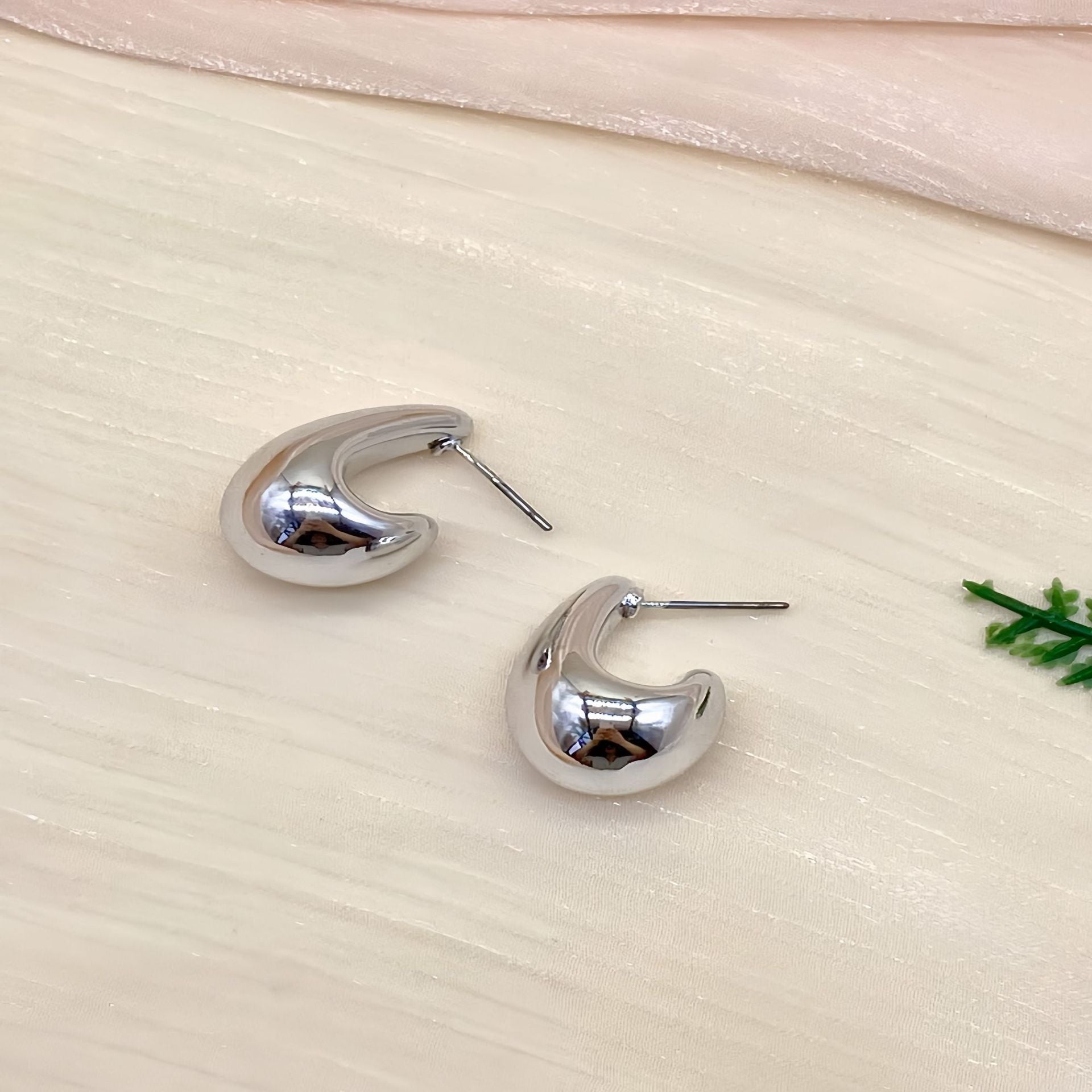 Wholesale Hollow Drop Stud Earrings For Women Chic Golden Alloy Design Everyday Wear Jewelry Accessory
