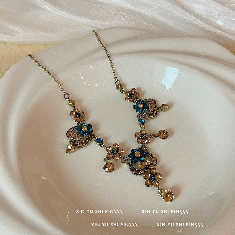 Wholesale Retro Palace Style vintage Love Flower Pendant Necklace