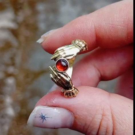 Wholesale Hands Guarding Retro Gem Ring