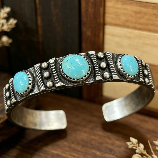 Wholesale Vintage Bohemian Alloy Bracelet Palace Relief Design With Turquoise Inlay Silver Tone Boutique Resale Jewelry Accessory