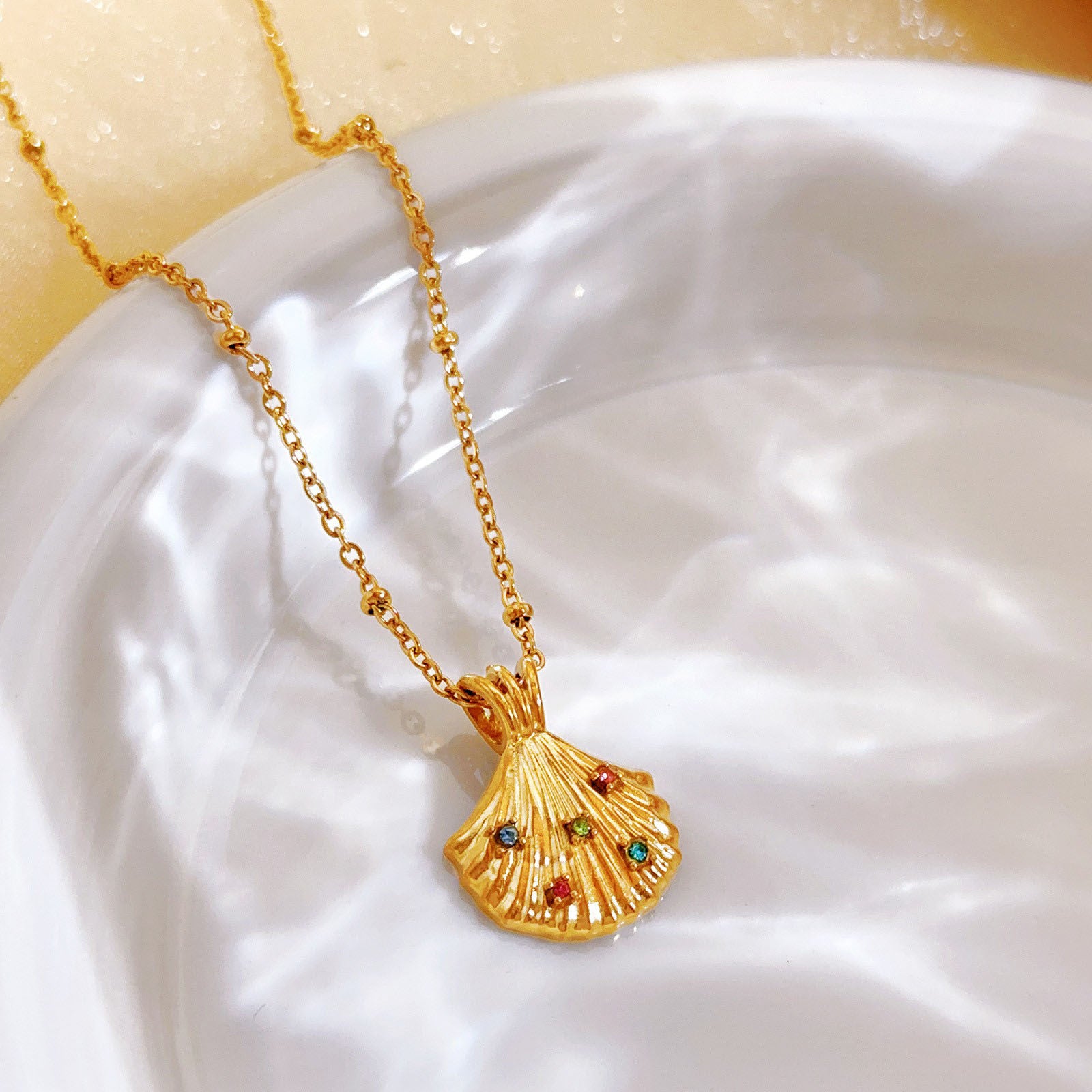 Wholesale 18K Gold Titanium Steel Inlaid Scallop Pendant Necklace