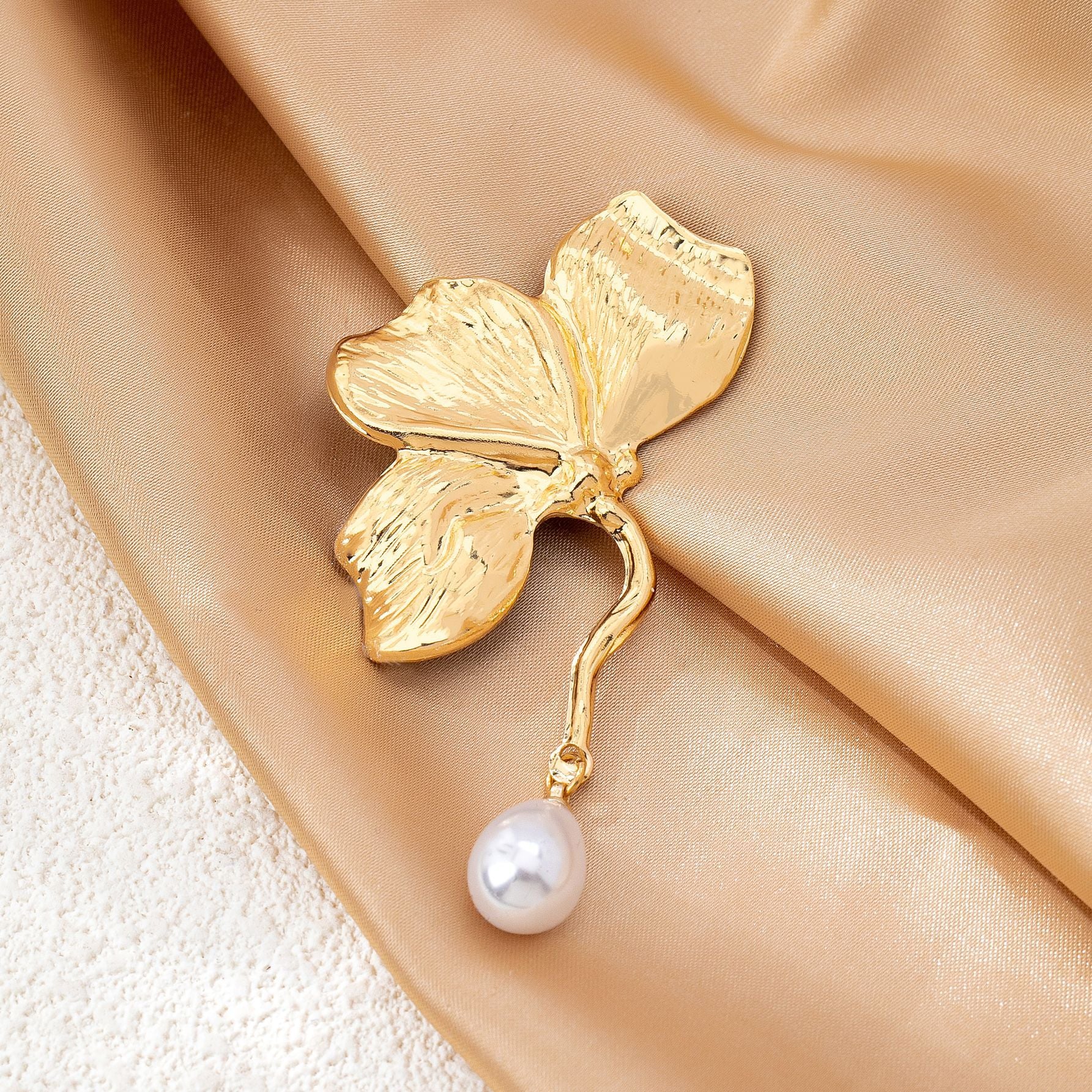 Wholesale Vintage Gold Ginkgo Leaf Pearl Brooch Women S Chic Lapel Pin Boutique Resale