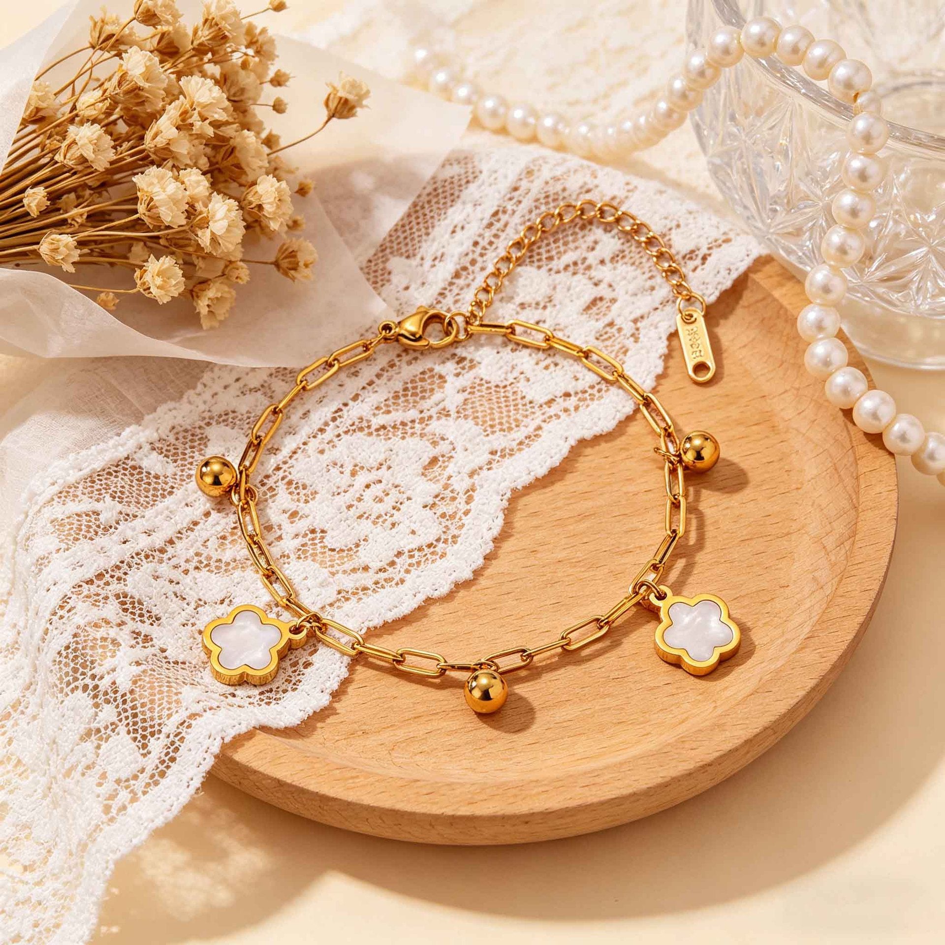 Wholesale Stainless Steel Four Leaf Clover Bracelet With White Shell Beads Gold Tone Finish Chic Jewelry Accessory For Gift And Resale