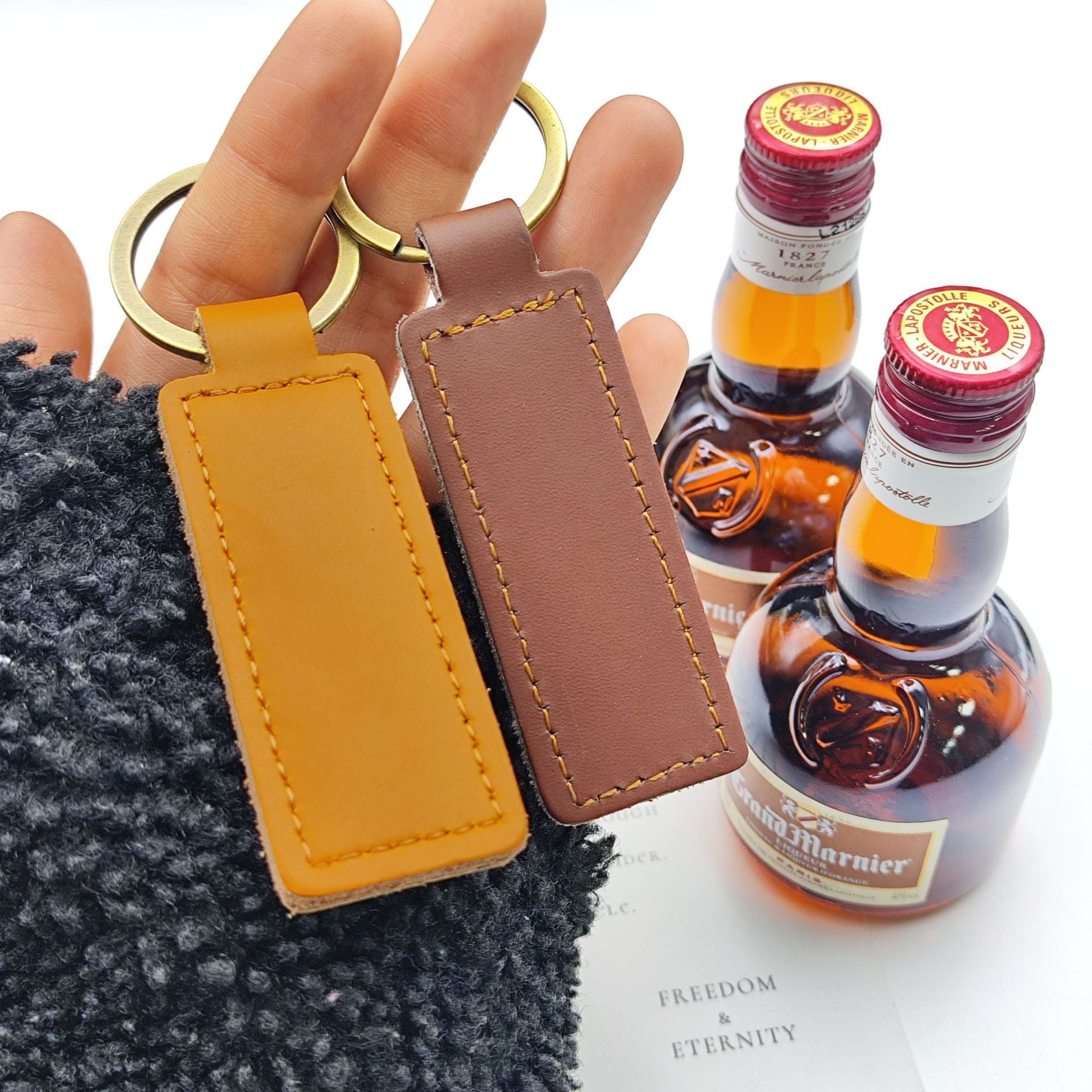 Wholesale  small gift cowhide car keychain leather pendant retro Keychains