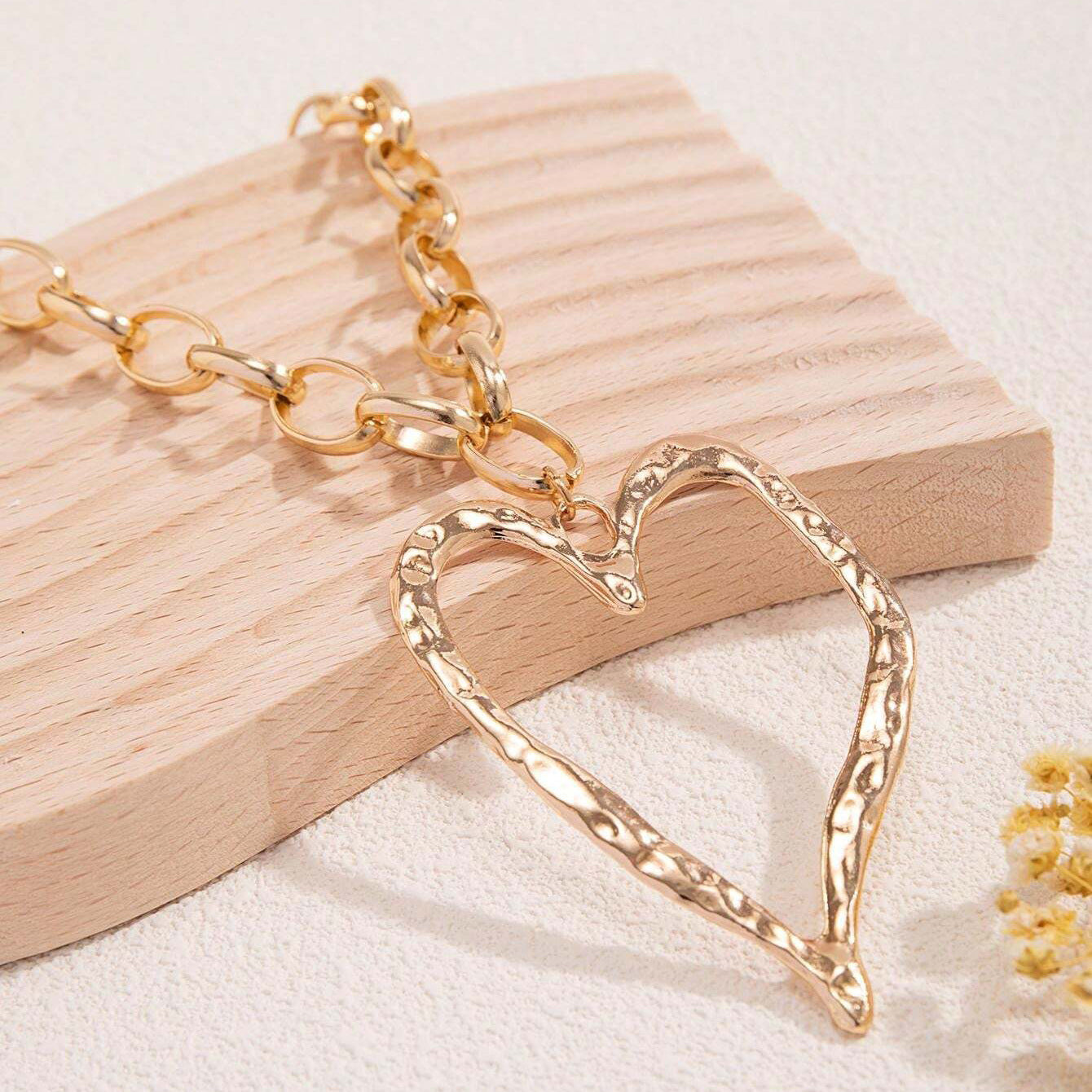 Collana con pendente a cuore con motivo martellato esagerato a catena in metallo