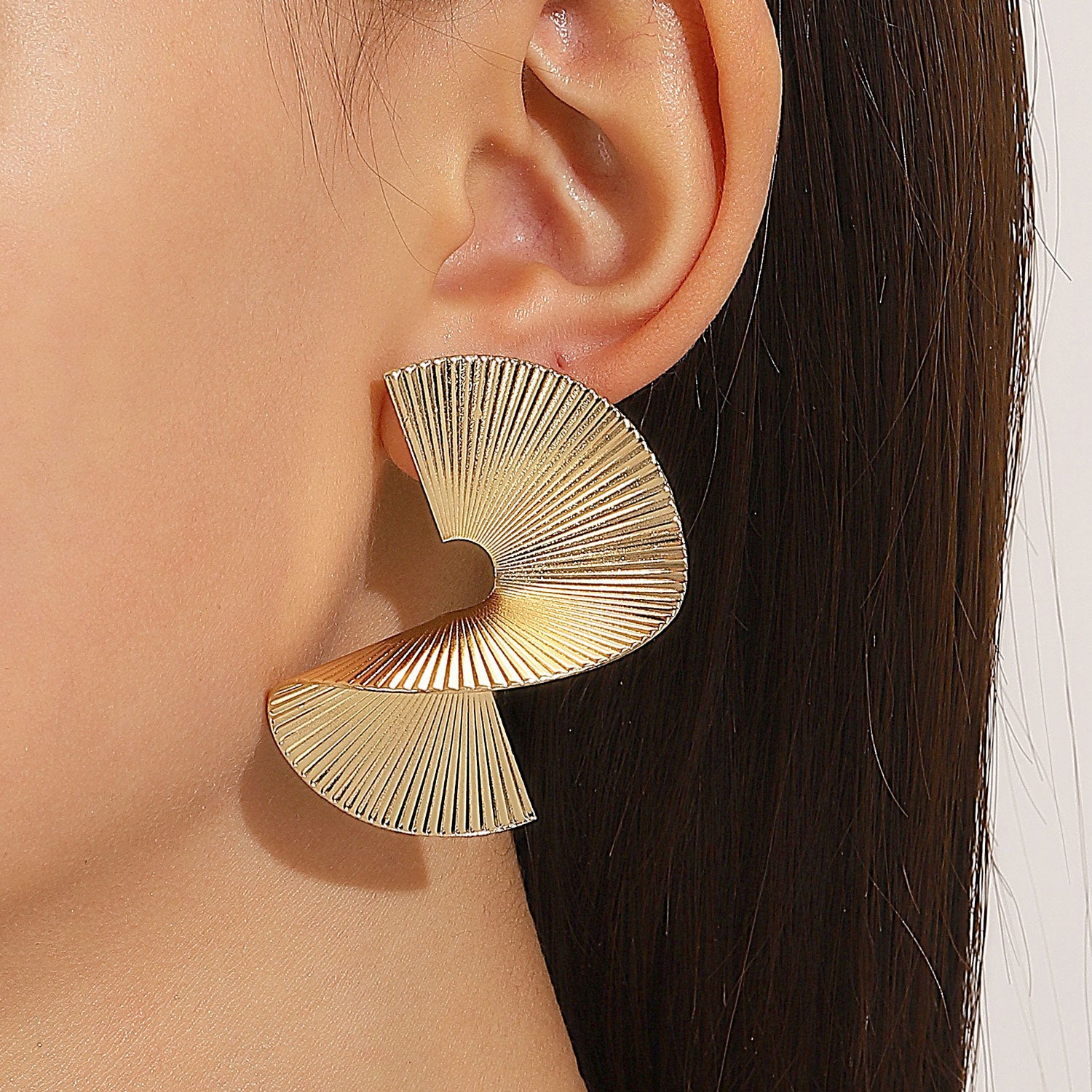 Wholesale Trendy Geometric Irregular Fan Earrings For Women Fashion Alloy Stud Earrings Party Wear Boutique Gift