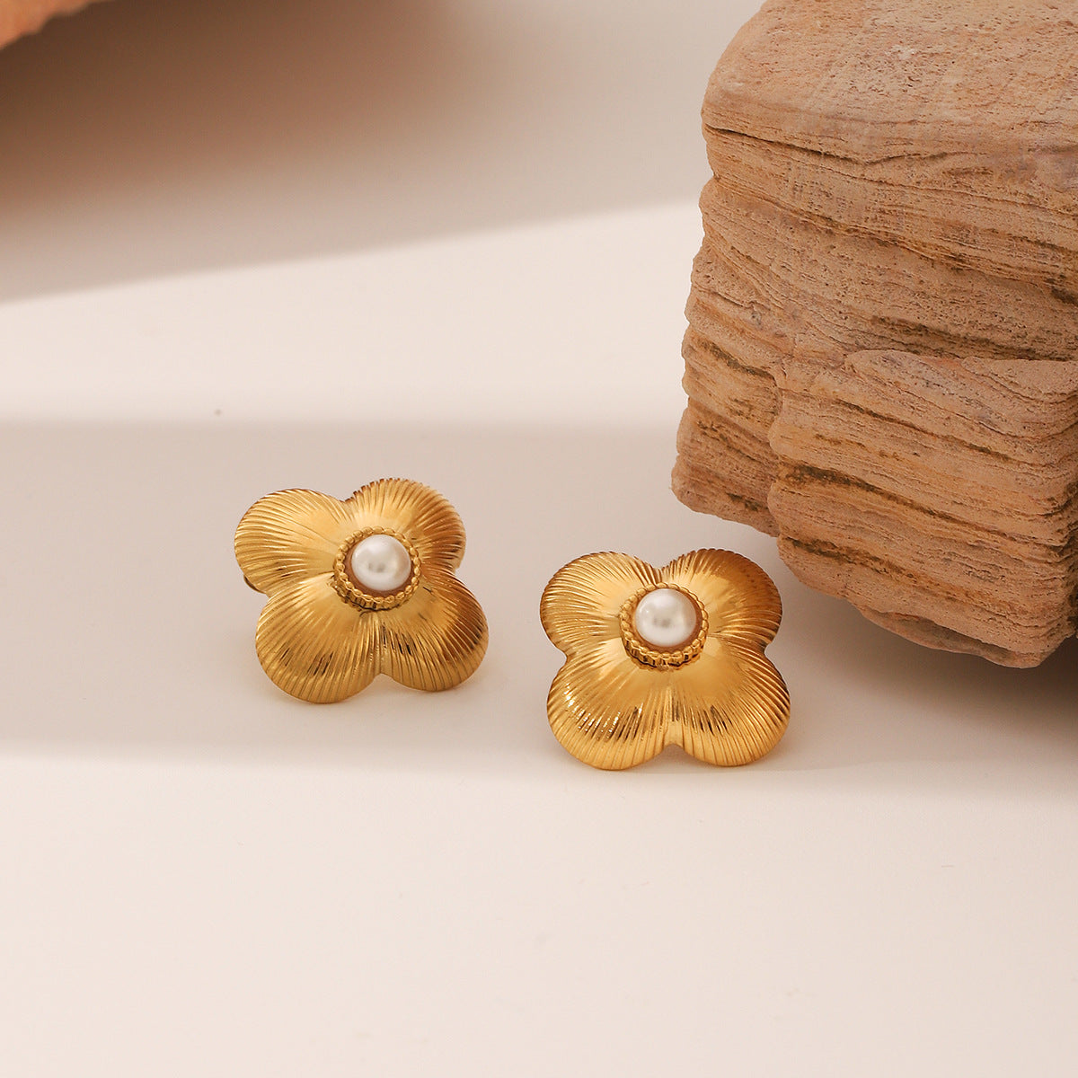 Wholesale  light luxury stainless steel 18K gold inlaid pearl flower-shaped earrings