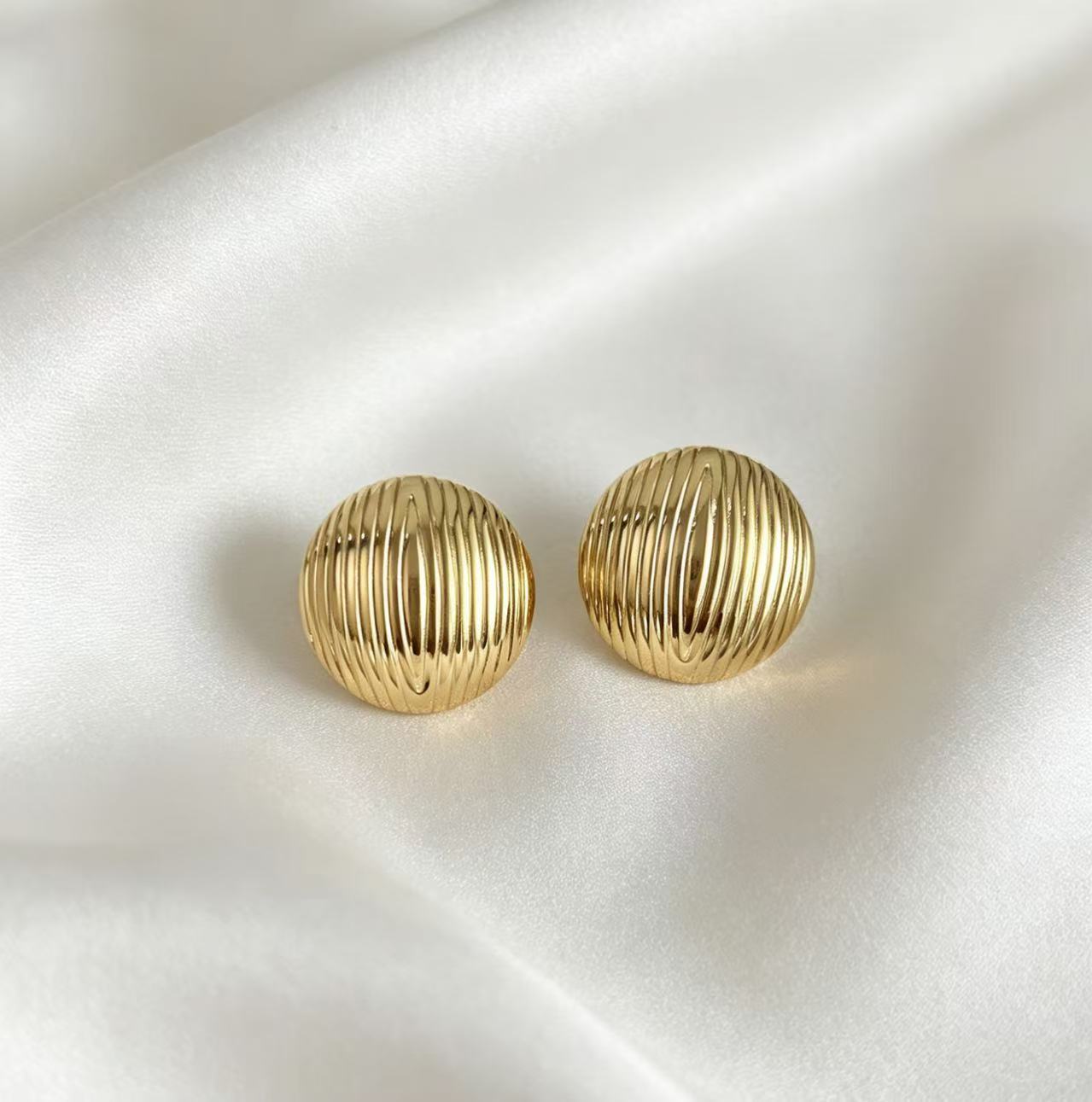 Wholesale Sunflower Shell Stud Earrings for Women,  Gold Retro Stainless Steel,  Stylish Party Jewelry,  Boutique Resale Gift