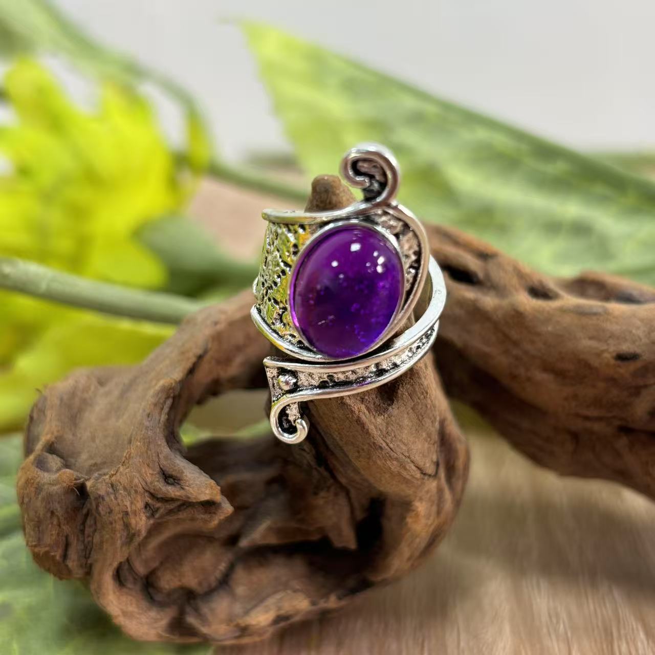 Wholesale Retro style open alloy ring inlaid with oval resin colored diamond ring