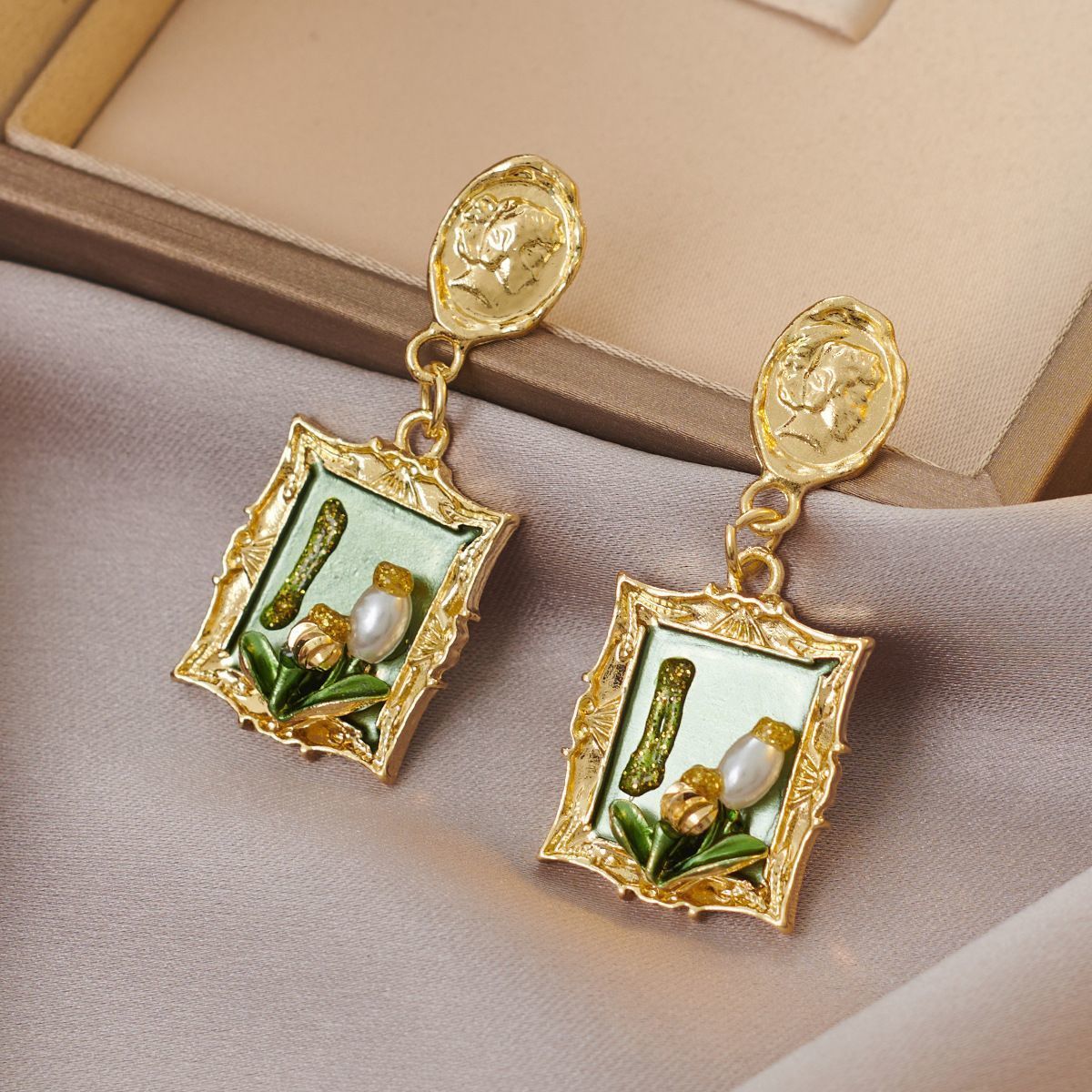Wholesale Alloy Enamel Double Layer Flower Earrings French Palace Retro Pearl Design Fashion Accessory