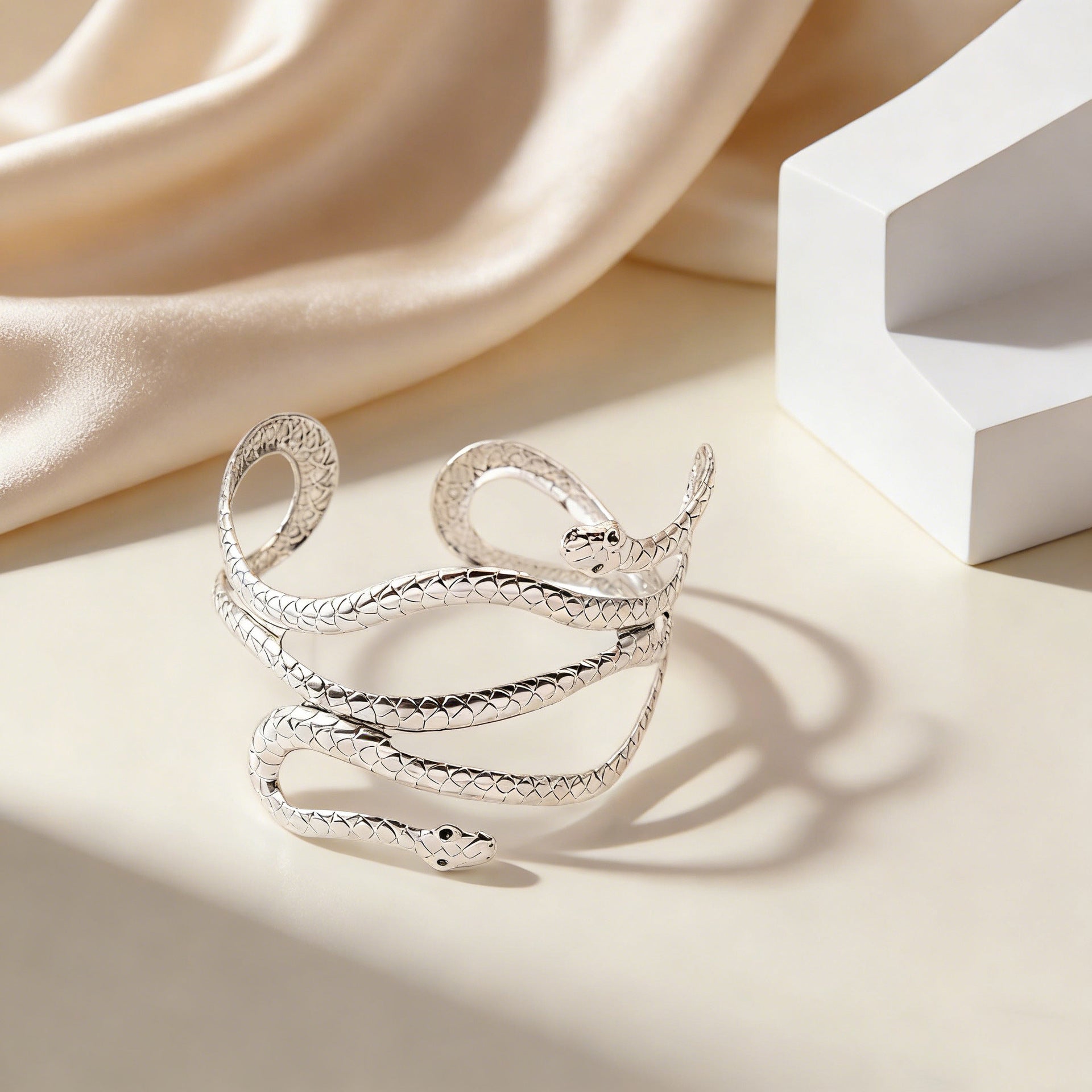 Wholesale Snake head and snake-shaped pattern arm bracelet