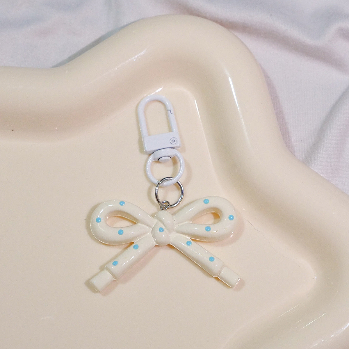 Wholesale Hollow Candy Colored Resin Bow Keychain Pendant,  Modern Bag Charm for Backpack