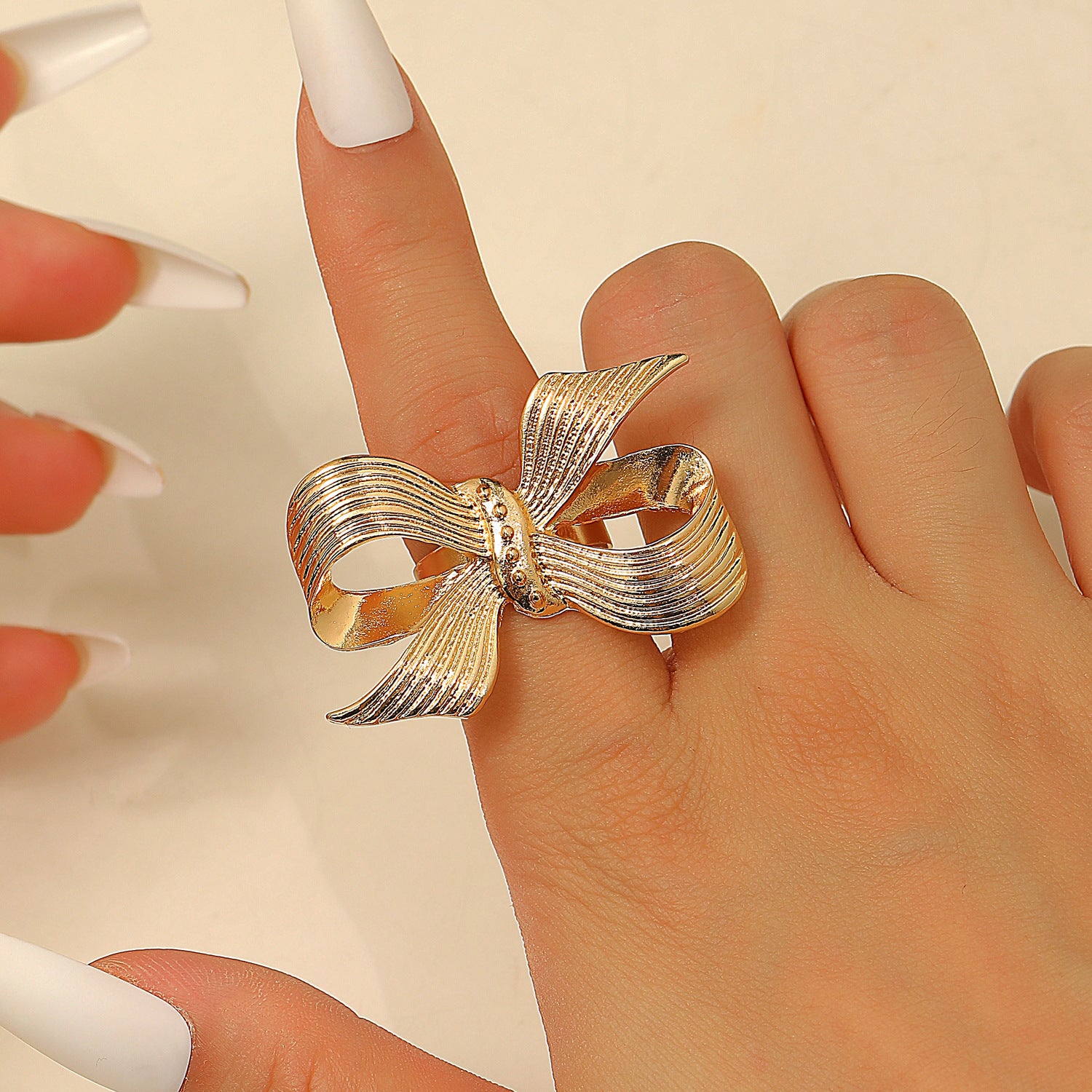 Anello irregolare da donna con linee geometriche in metallo con fiori e foglie all'ingrosso