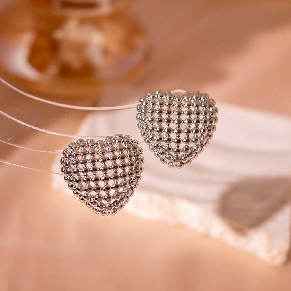 Wholesale  hollow love earrings light luxury retro heart-shaped design earrings