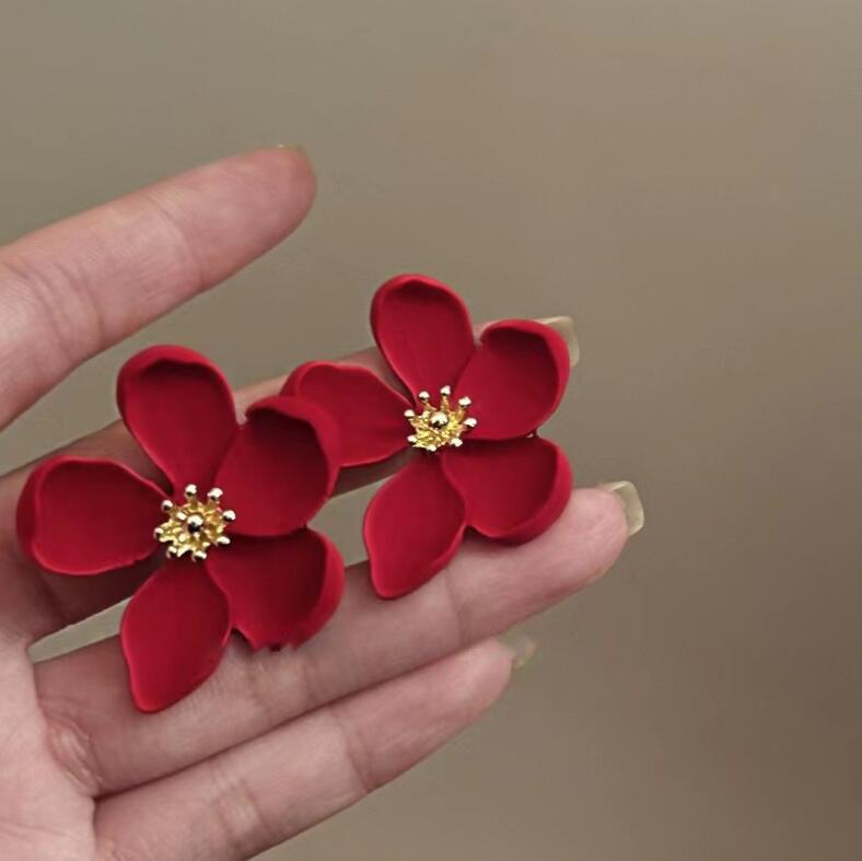 Wholesale Trendy Gold-Plated Alloy Flower Earrings Vintage French Design for Party Wear and Everyday Jewelry Accessory