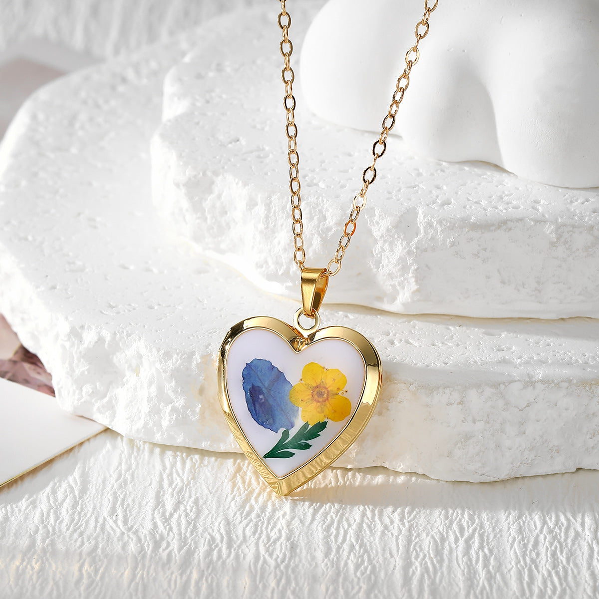Wholesale Bohemian Resin Pendant Necklace With Dried Flowers Heart Photo Locket Style Fashion Accessory For Boutique Resale