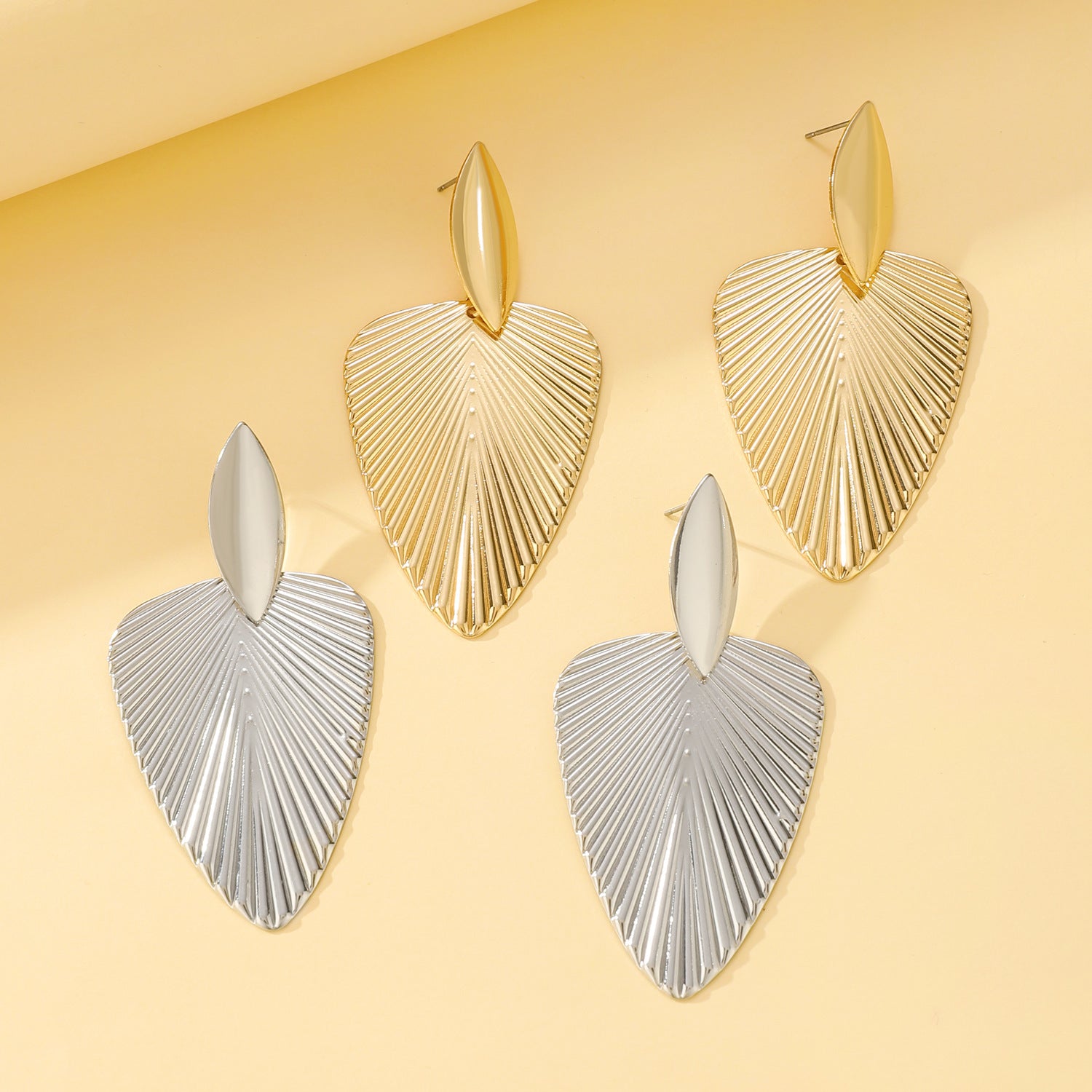 Wholesale Chic Textured Leaf Earrings For Women Irregular Statement Leaf Design Electroplated Iron Jewelry Accessory Boutique Resale Gift