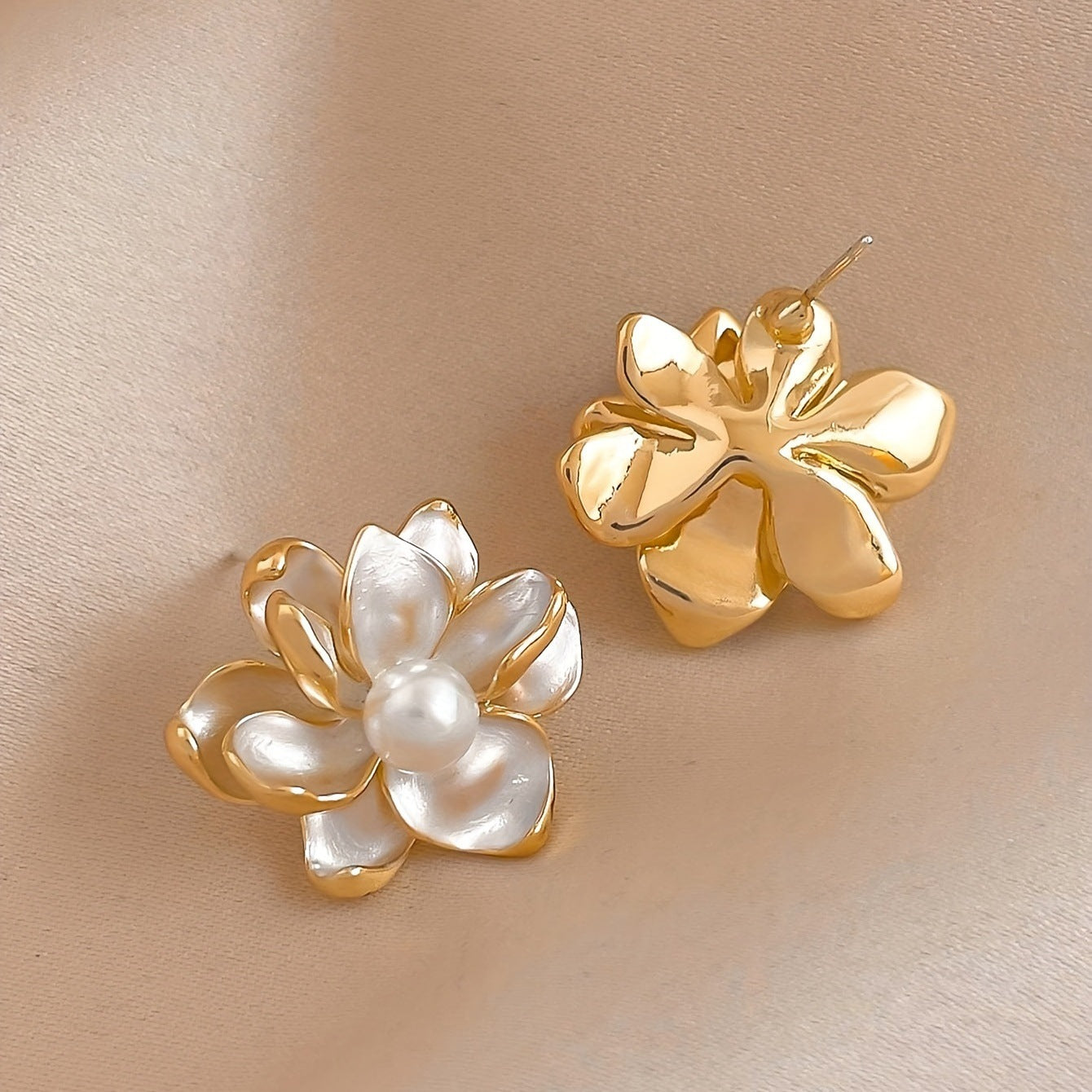 Wholesale Alloy Flower Stud Earrings with Pearl Accent Trendy Women' s Jewelry Set