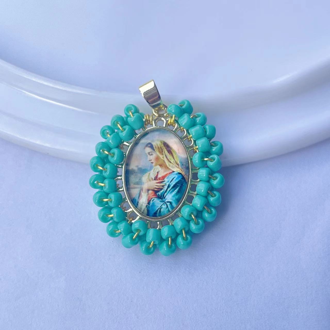 Wholesale Gold hand-woven millet bead oval portrait pendant female jewelry  necklace pendant