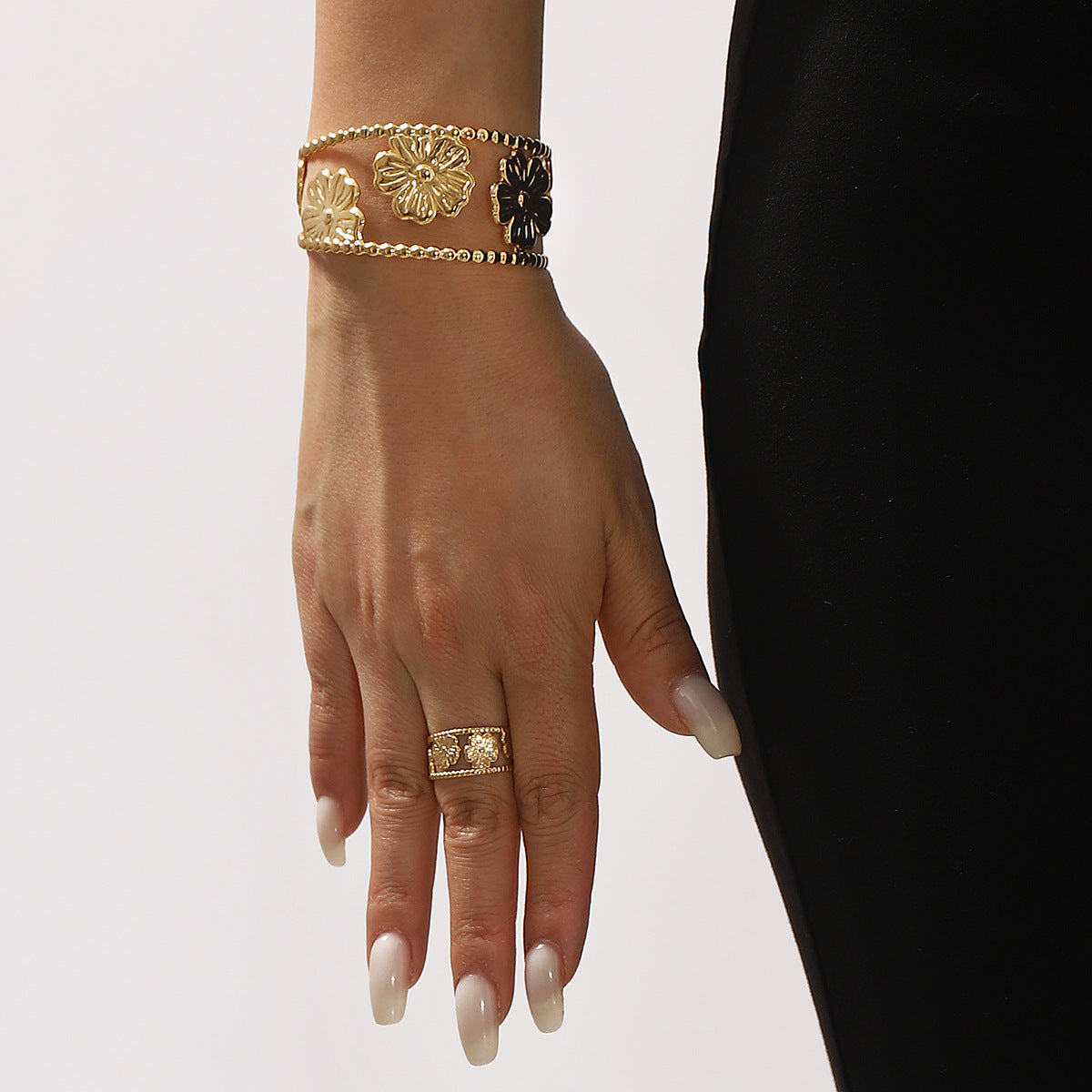 Wholesale Stainless Steel Retro Niche Design Flower Bracelet Opening Adjustable Bracelet