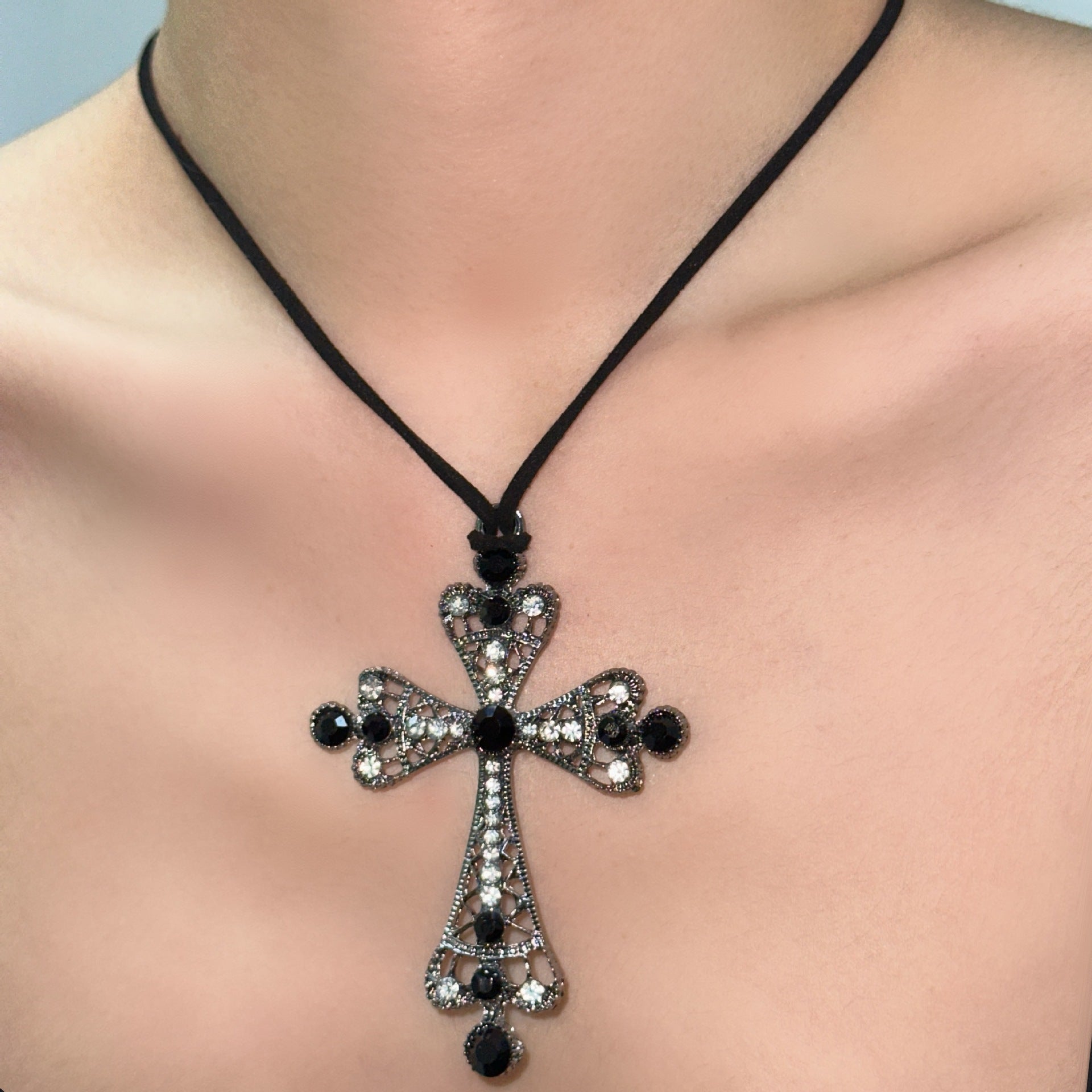 Wholesale Exaggerated diamond cross necklace pull-out collar