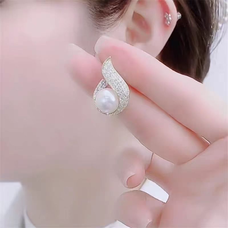 Wholesale 925 Silver Needle Light Luxury Pearl Earrings