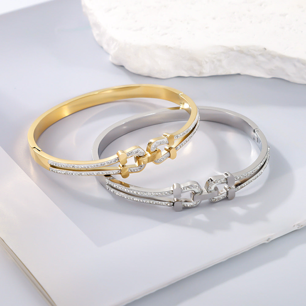 Wholesale Light Luxury Stainless Steel 18K Gold Plated Open Cuff Bracelet With Horseshoe Buckle Design Boutique Resale Jewelry Accessory