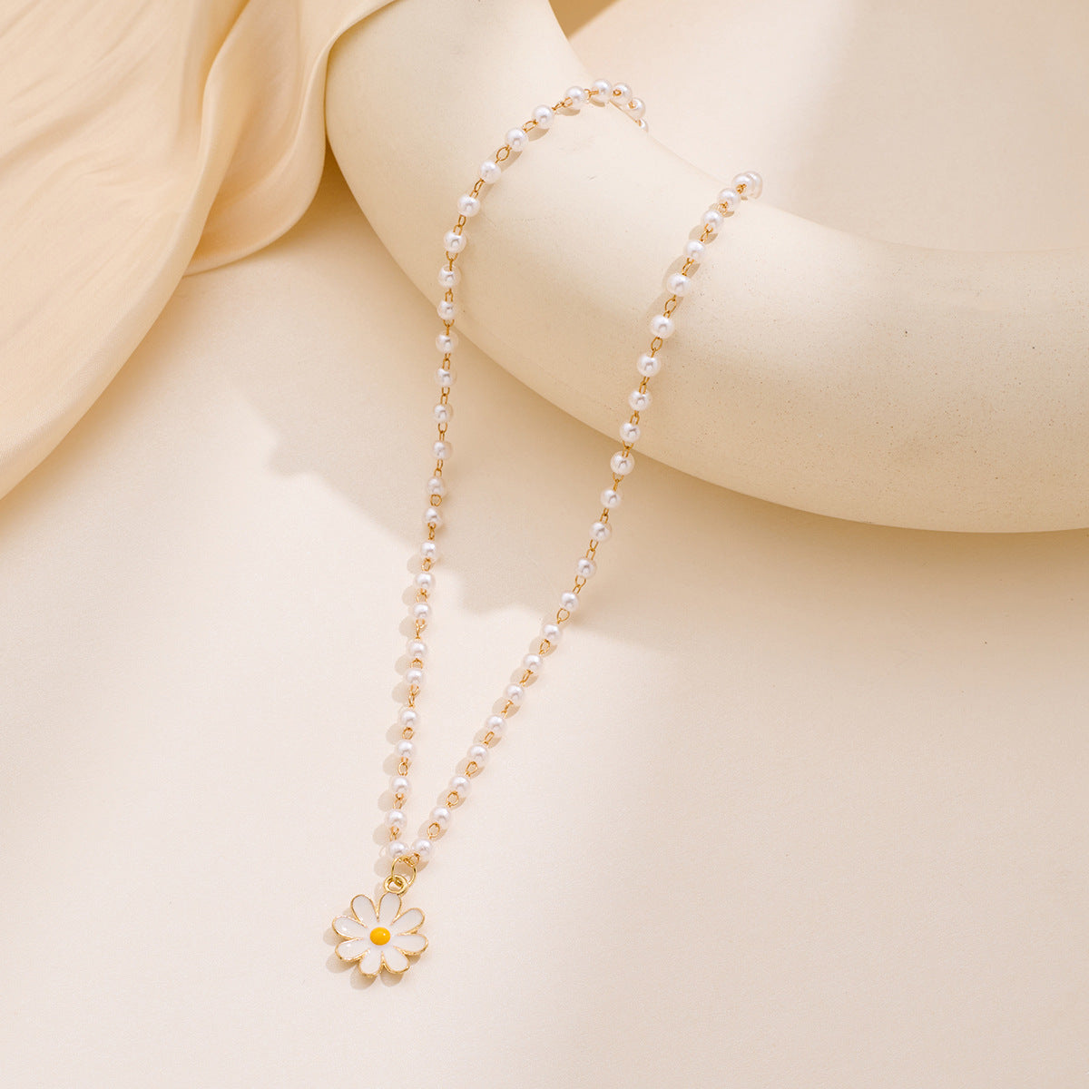 Wholesale pearl chain choker chrysanthemum clavicle chain creative white necklace