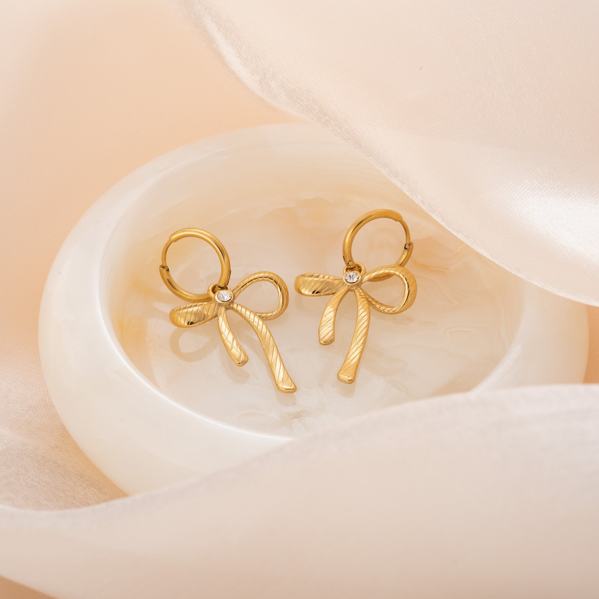 Wholesale  Titanium Steel light luxury fashionable British vintage bow zircon earrings