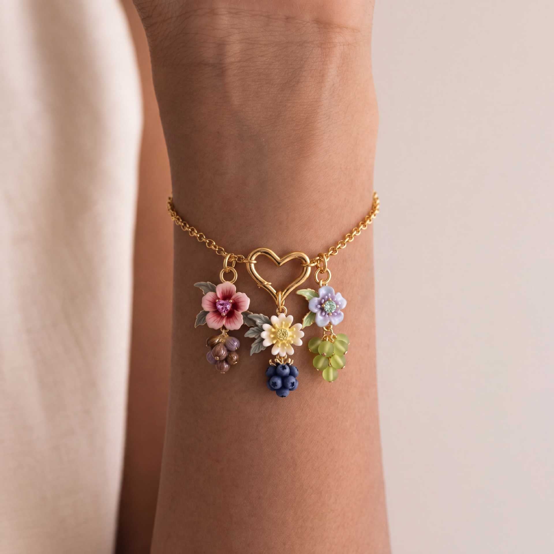 Wholesale Copper Retro Grape Berry Pendant Necklace Sweet Girl Style Floral Fruit Charm Fashion Accessory For Everyday Boutique Resale