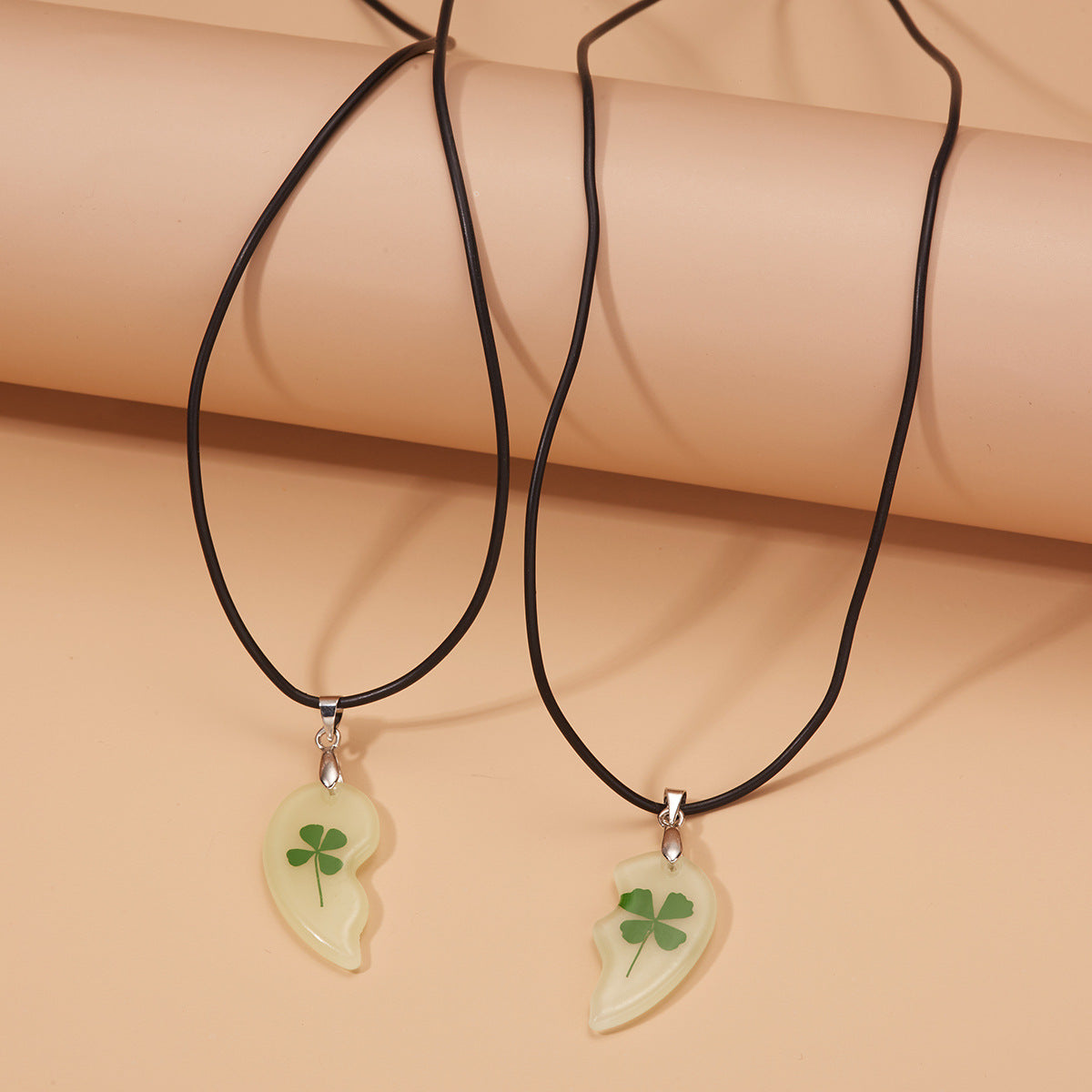Wholesale  Luminous Four-leaf Clover Necklace Love Stitching Couple  Flower Necklace Set