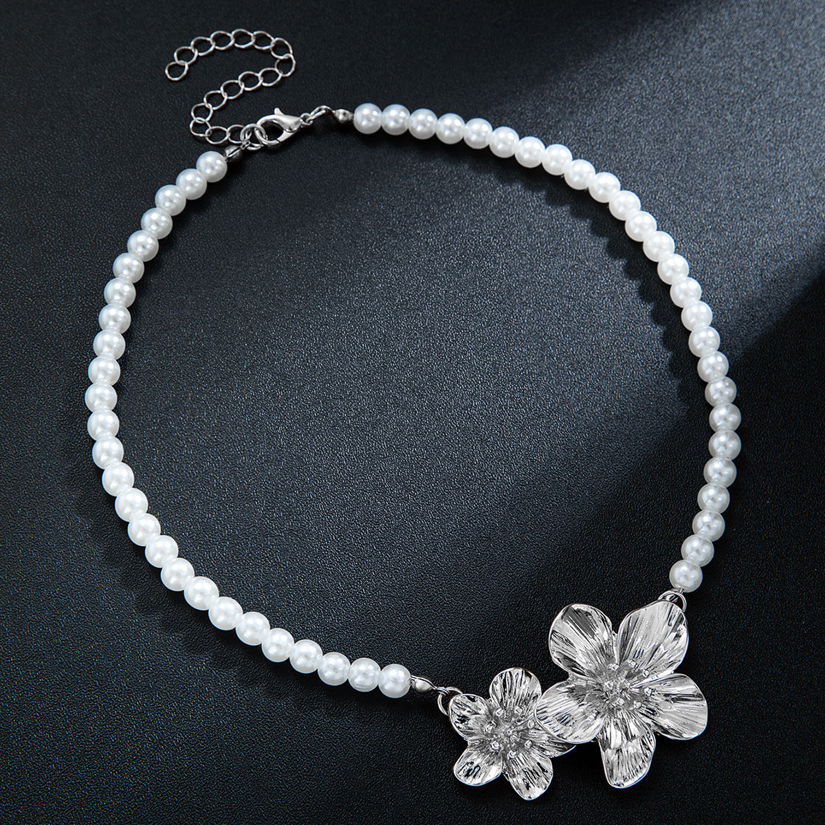 Wholesale Three-dimensional flower pendant pearl beaded adjustable clavicle chain