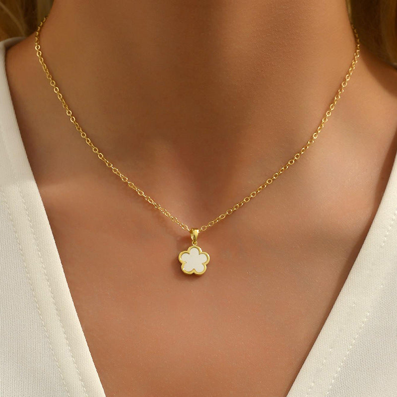 Wholesale Stylish White Five-Petal Flower Pendant Necklace with Geometric Design for Women Everyday Jewelry